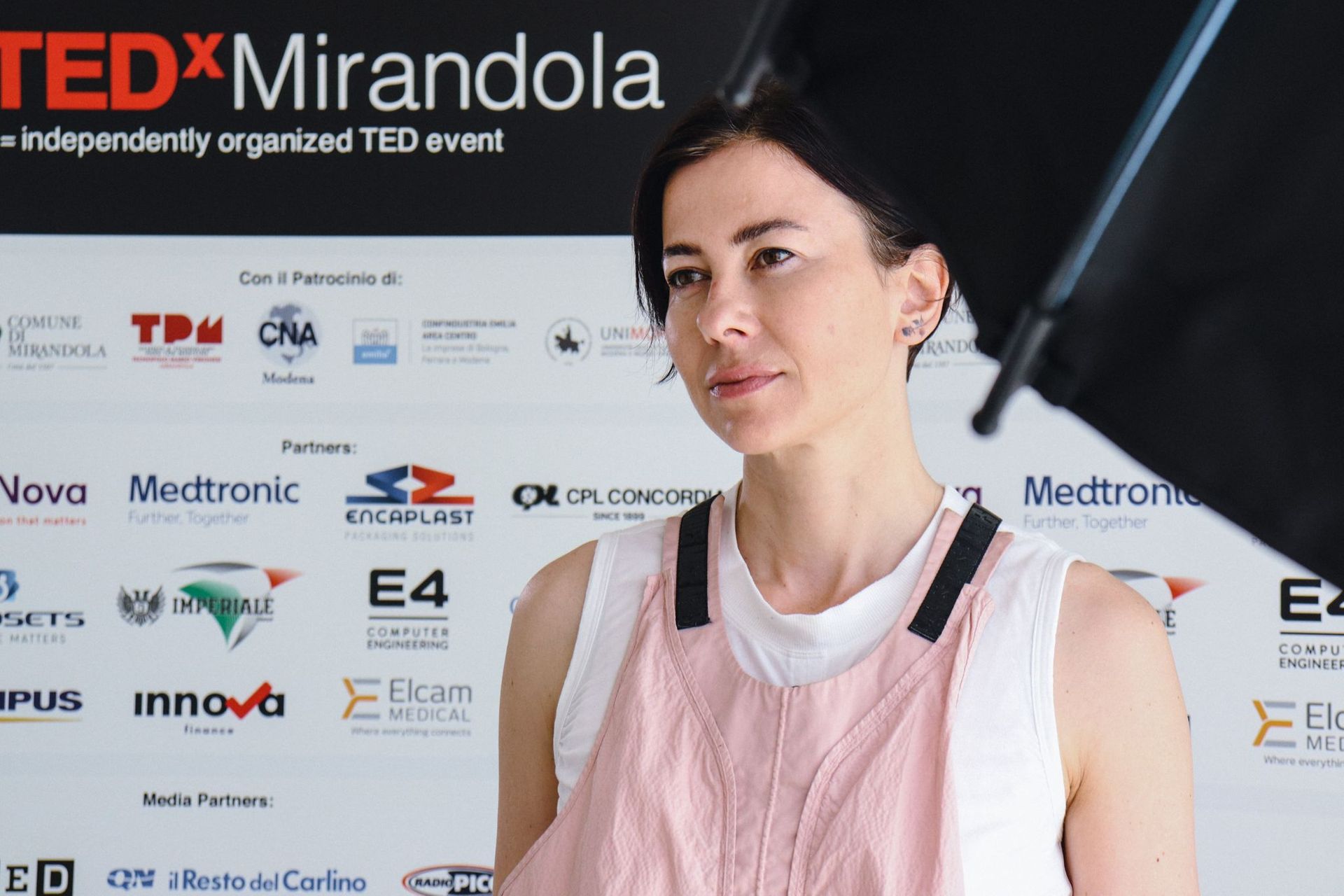 Grunnlegger av Maverx Foundation, Francesca Veronesi er datter av Mario, pioner i det biomedisinske distriktet i 1962: hun var foredragsholder ved den første utgaven av TEDx Mirandola