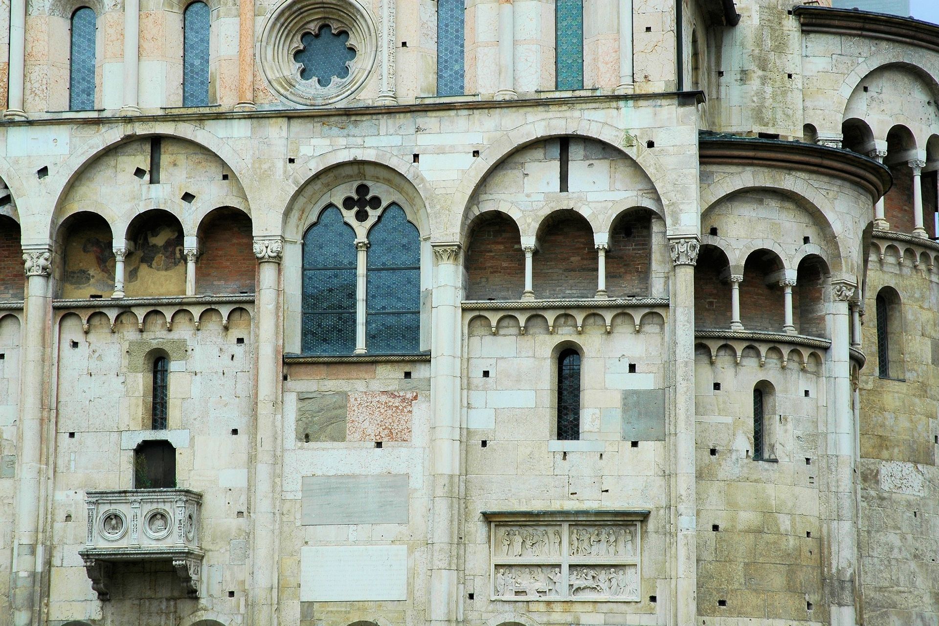 Il Duomo di Modena, al quale contribuirono i maestri campionesi del lago di Lugano, è un perfetto esempio di stilo romanico