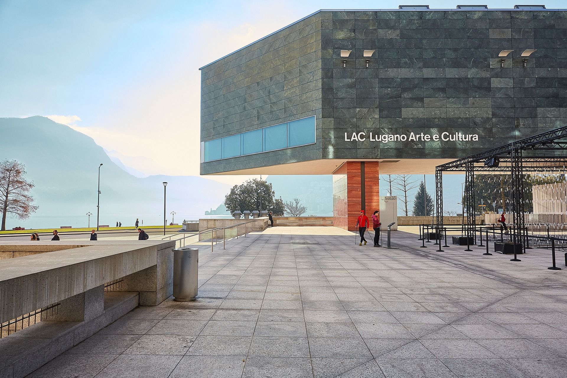 Il LAC, acronimo di Lugano, Arte e Cultura, è un centro culturale adagiato sul 