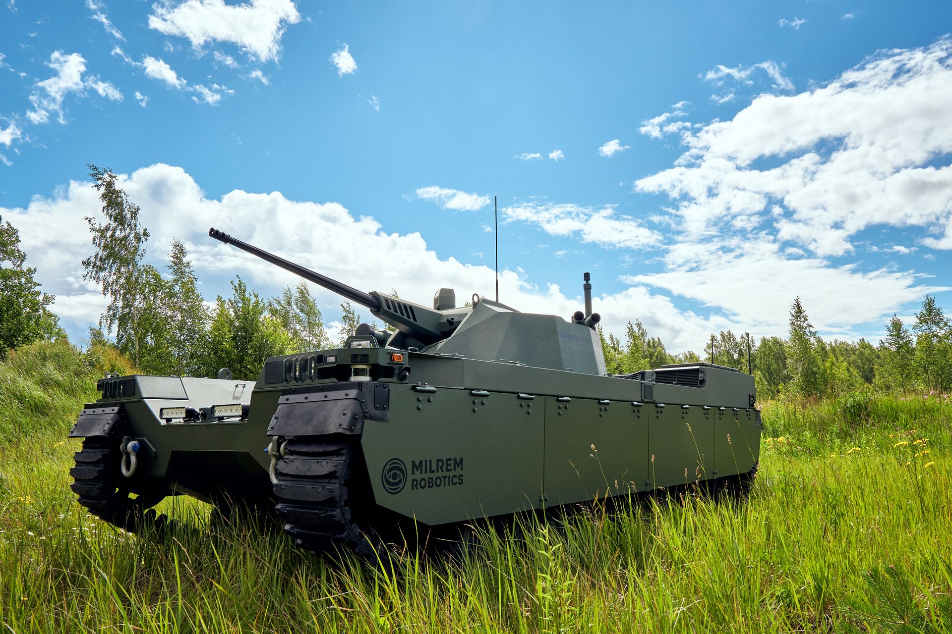 El Type-X Combat construït per l'empresa estonia Milrem Robotics està pensat per donar suport a unitats mecanitzades i servir d'espatlla als principals tancs de batalla: el vehicle es pot equipar amb diversos canons automàtics de 25 a 50 mm.