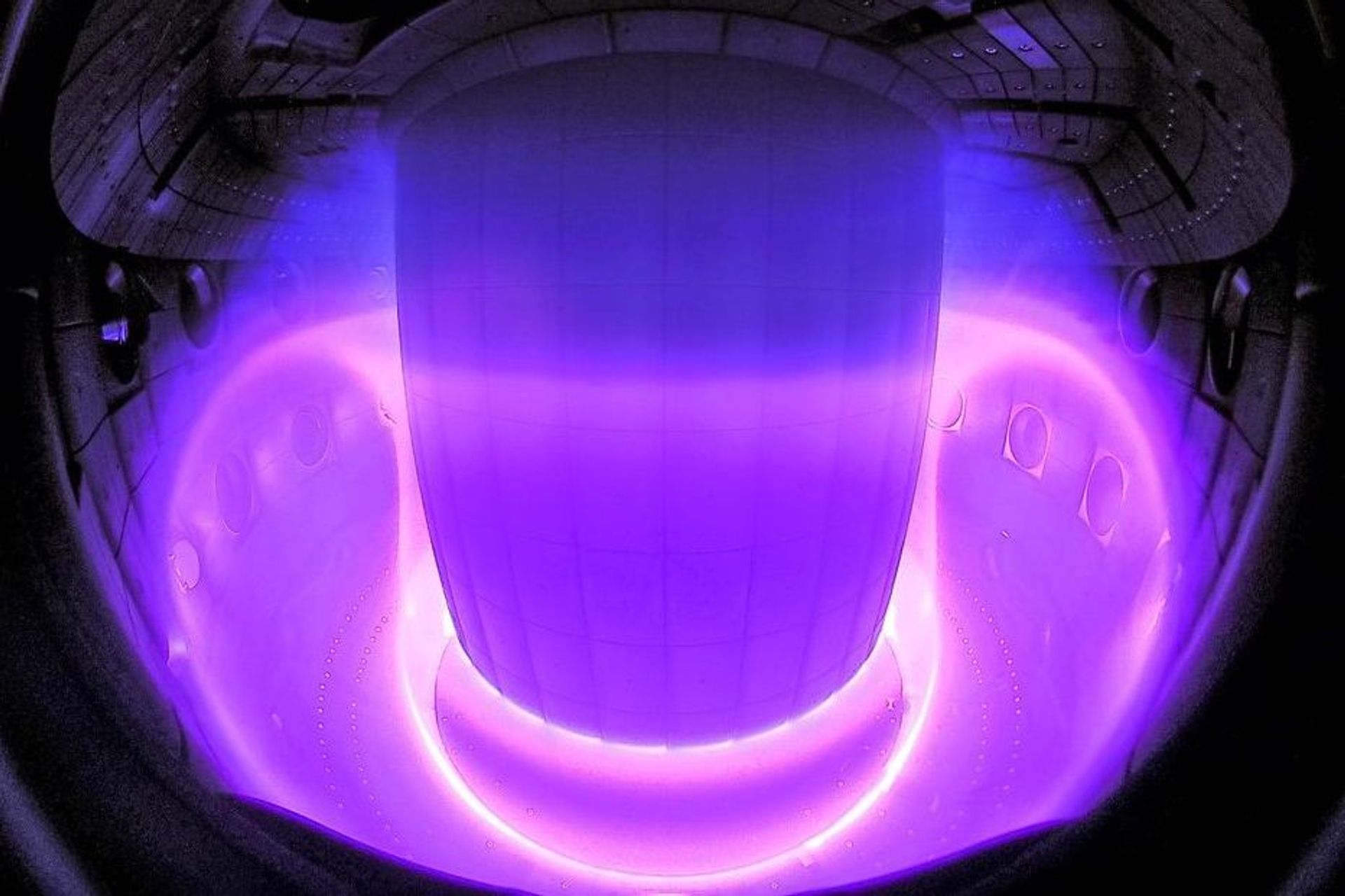 Il plasma all'interno del Tokamak TCV a Losanna (Foto Curdin Wüthrich SPC EPFL