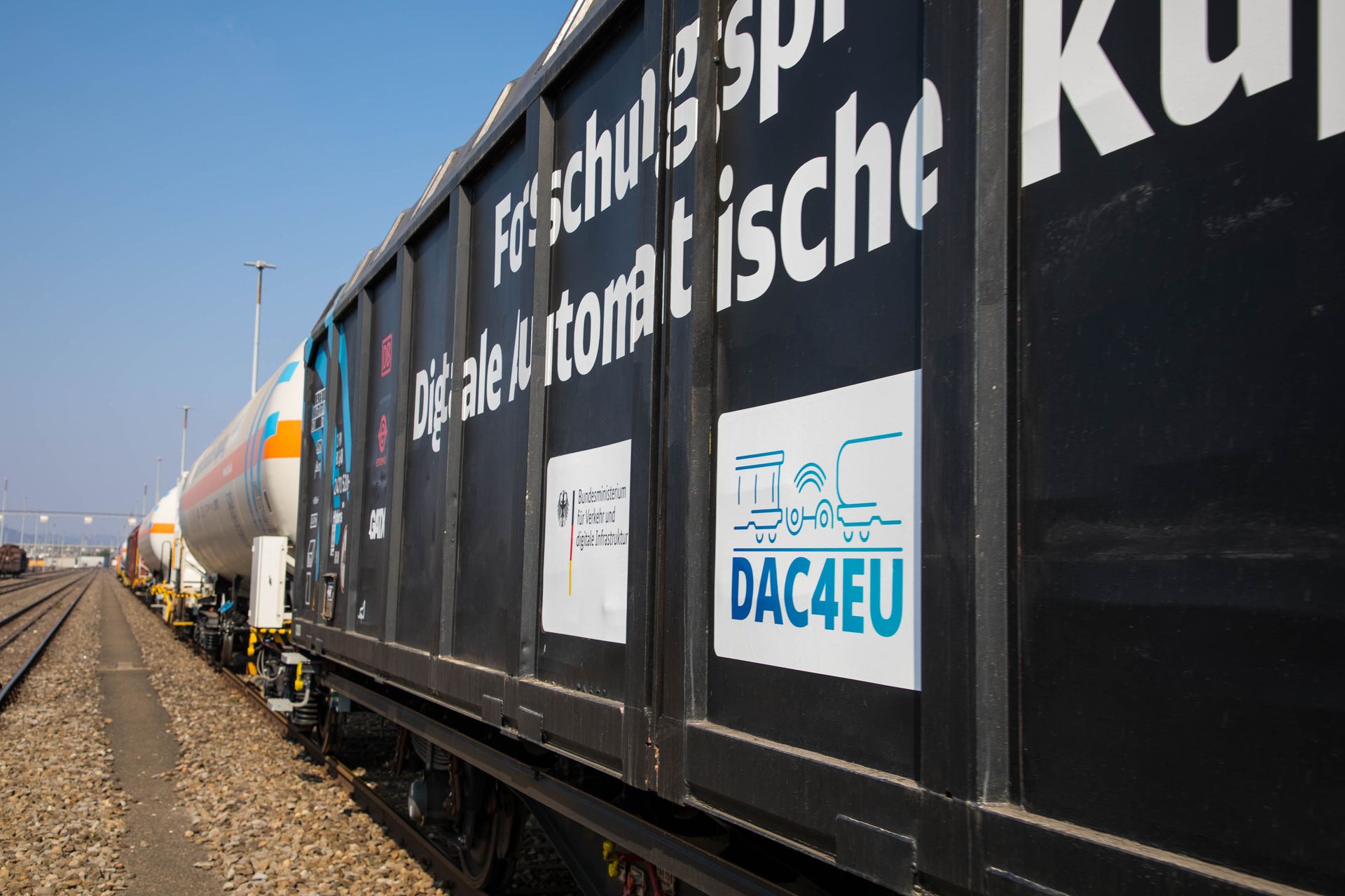Det digitala godståget består av 13 godsvagnar och tankvagnar och fordonet från DB Systemtechnik, som används för mätkörningarna: vagnarna är kopplade till varandra med hjälp av en Digital Automatic Coupling, vars förkortning är DAK, som förutom den mekaniska och pneumatiska anslutningen har en hel kontinuerlig data- och elledning som möjliggör tågdataöverföring i tåget.