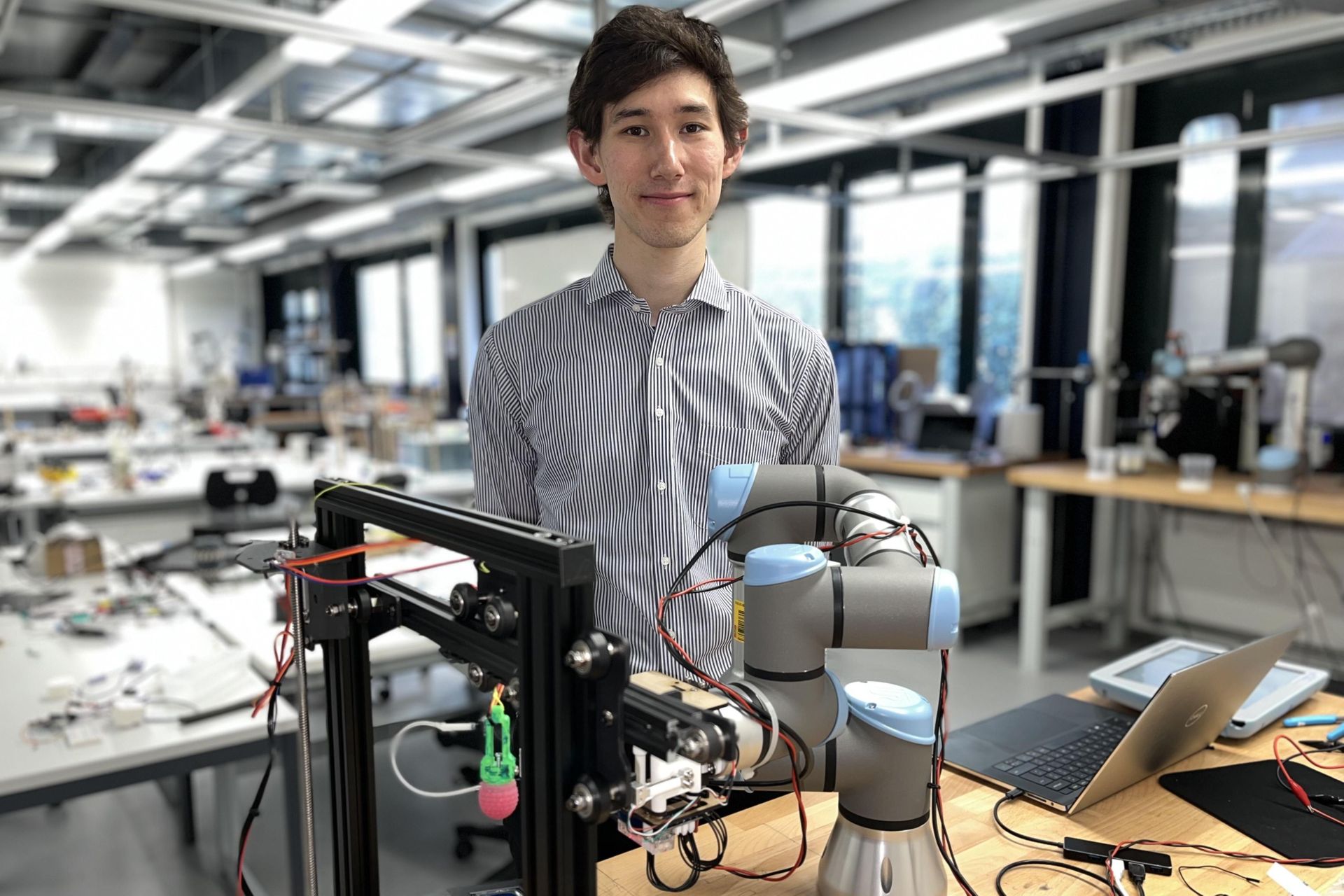 Kai Junge è lo studente di dottorato e primo autore dell'articolo sui “lamponi di silicone” il cui progetto sarà presentato alla conferenza “RoboSoft 202” (Foto: Anne-Muriel Brouet/EPFL)