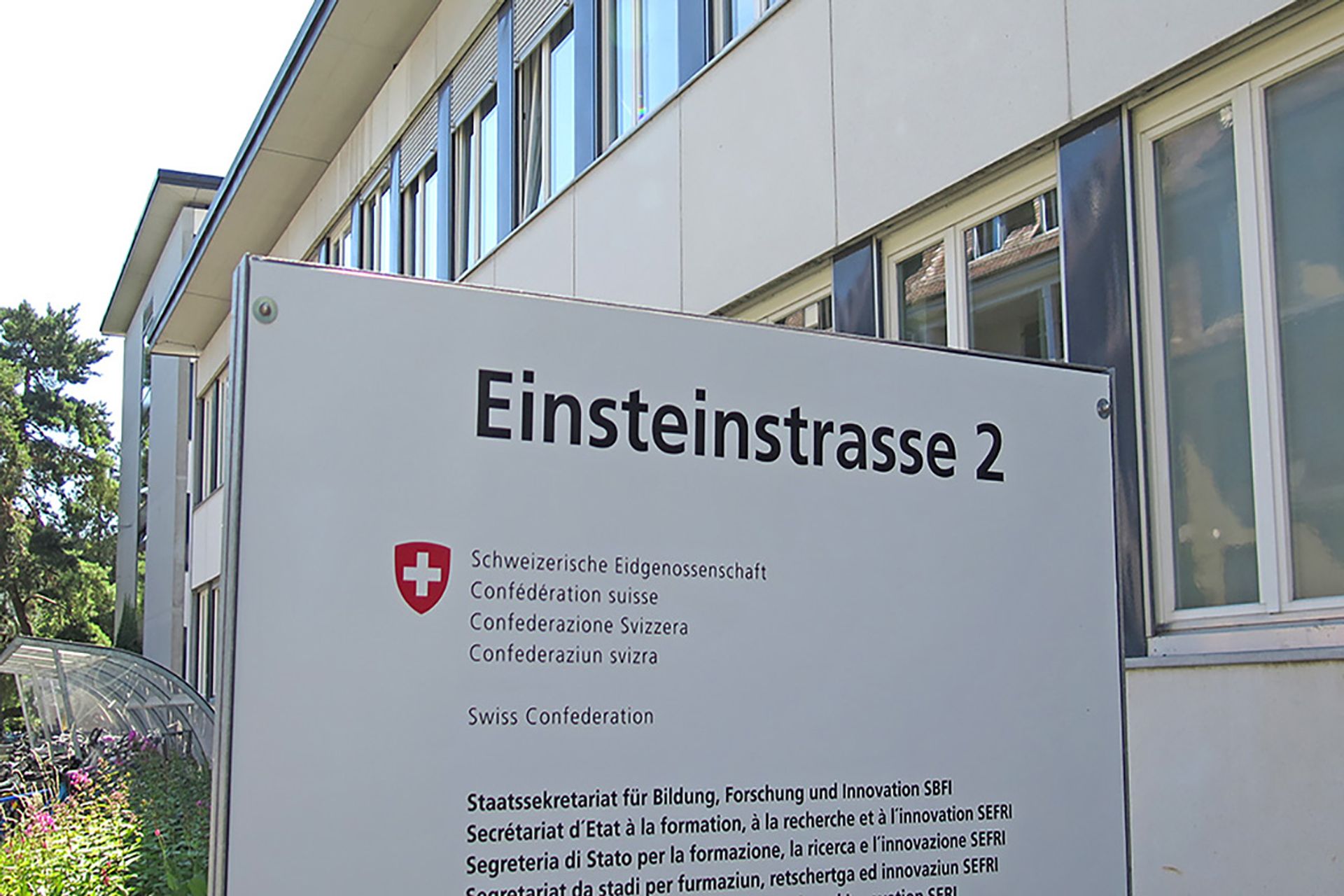 La Segreteria di Stato per la Formazione, la Ricerca e l’Innovazione (SEFRI) della Confederazione Svizzera ha sede a Berna al civico 2 di Einsteinstrasse