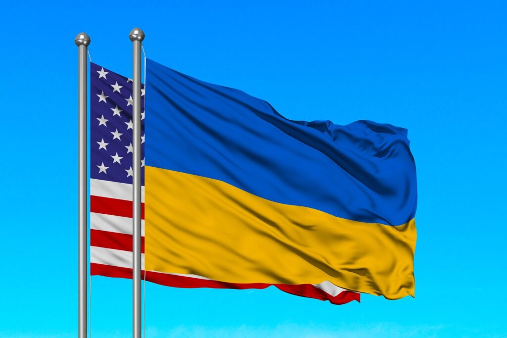 La bandiera ucraina affiancata a quella degli Stati Uniti d'America