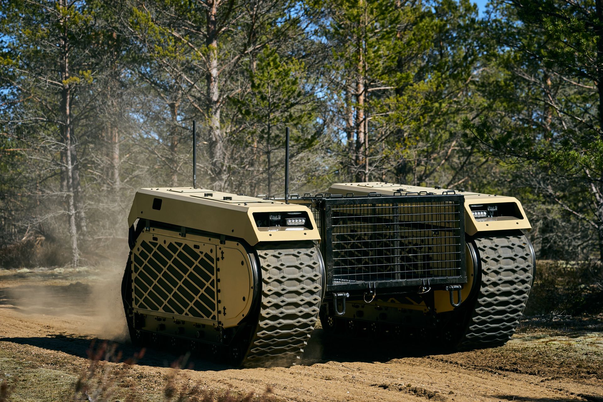 Generasi kelima tank Themis UGV milik Milrem Robotics digambarkan sebagai "kendaraan lacak serbaguna", yang dapat dilengkapi dengan berbagai teknologi perang seperti sistem senjata, drone yang ditambatkan, dan perangkat deteksi IED
