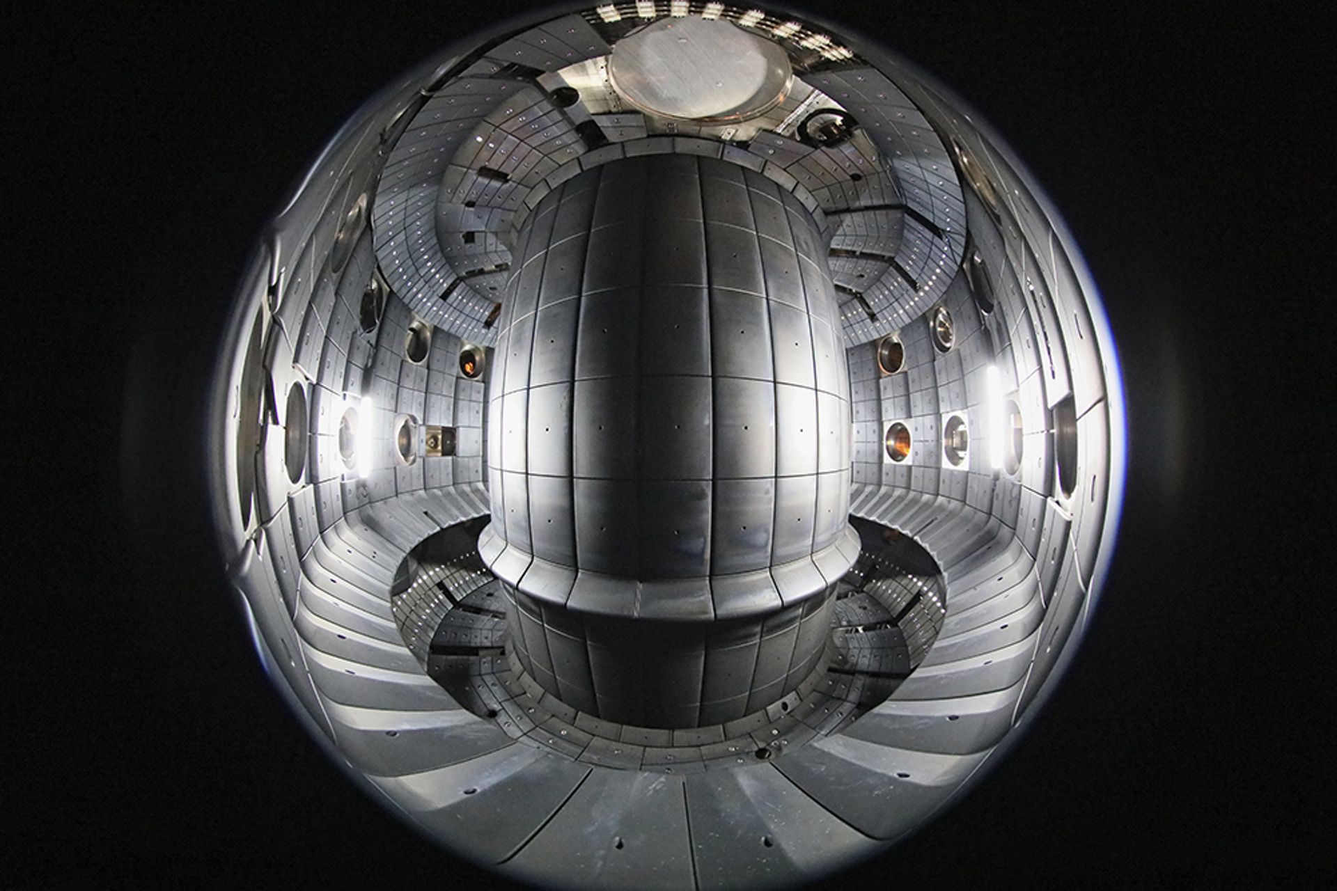 L'interno del Tokamak a Configurazione Variabile (TCV) dello Swiss Plasma Center di Losanna