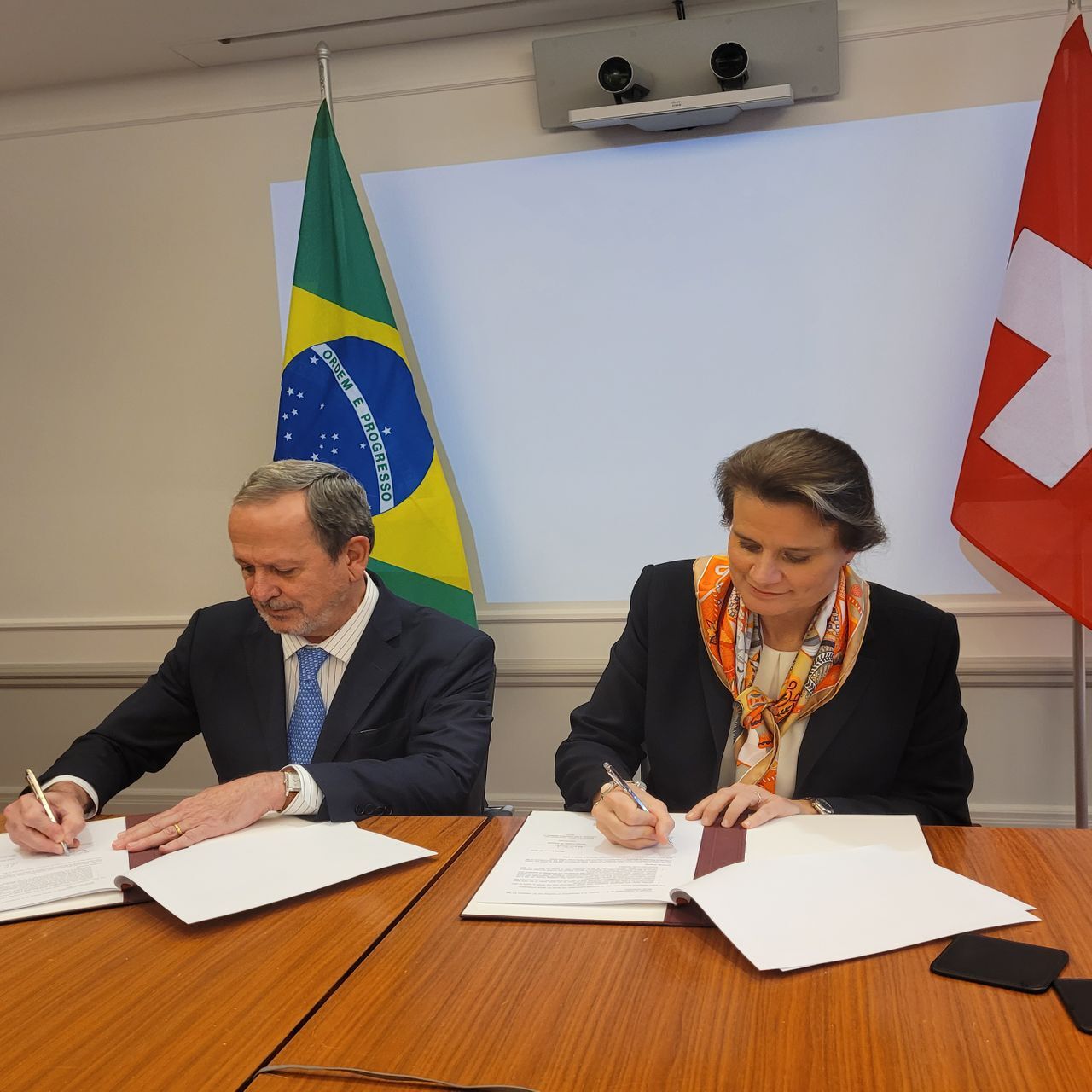 Martina Hirayama, Segretaria di Stato della Confederazione Svizzera, e Sergio Freitas de Almeida, Vize Ministro della Scienza, della Tecnologia e dell’Innovazione, hanno sottolineato il 15 marzo 2022 l’intenzione di approfondire le relazioni bilaterali