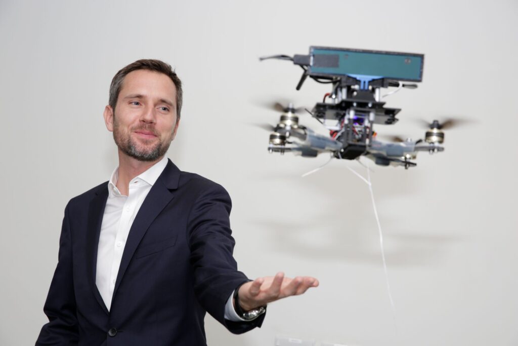 Mirko Kovac, raffigurato con un drone tradizionale, è a capo del Centro Materiali e Tecnologia Robotica dell'EMPA e direttore dell'Aerial Robotics Laboratory all'Imperial College di Londra (Foto: Imperial College)