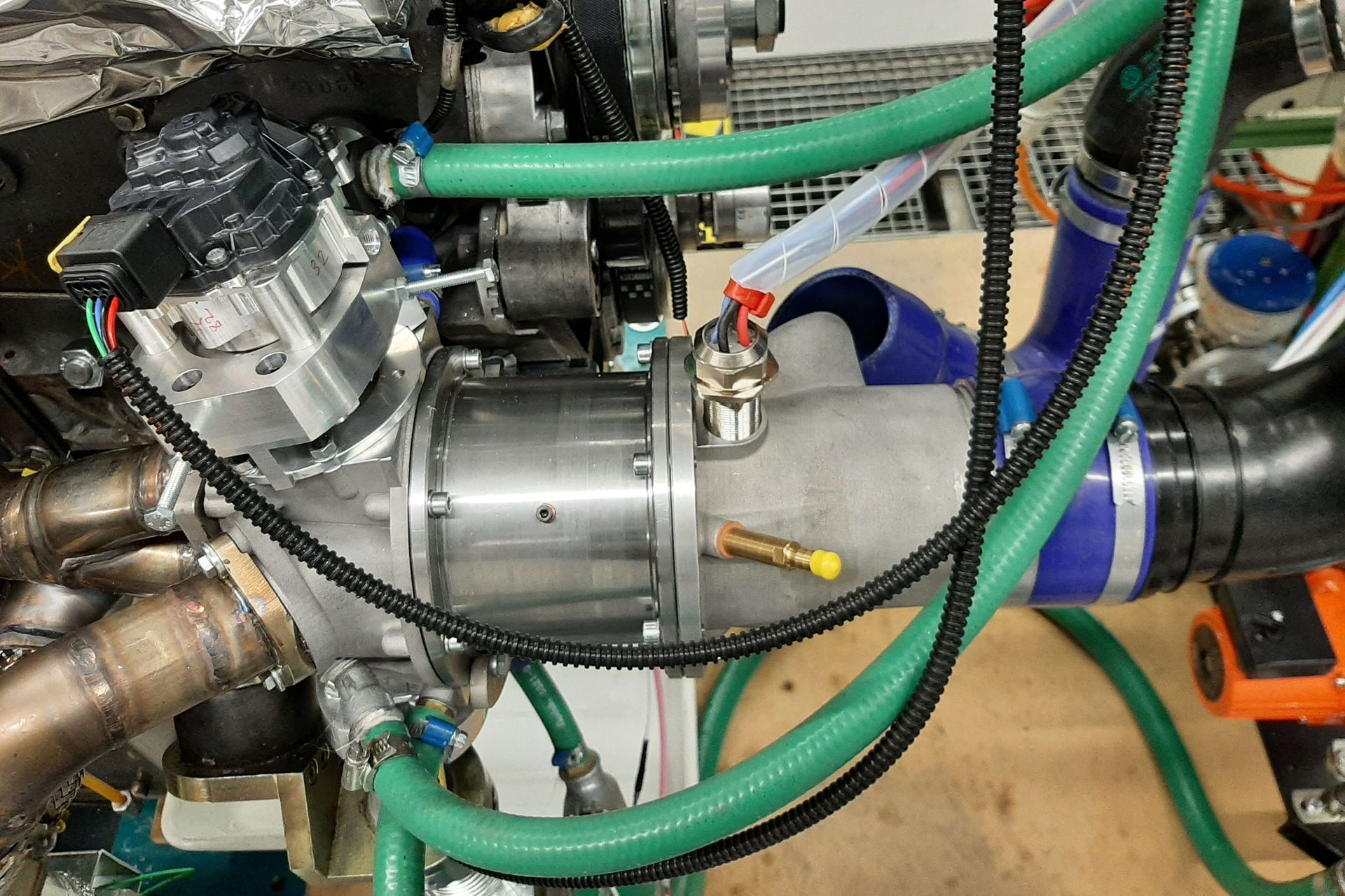 Nel laboratorio motori dell'EMPA, il compressore Comprex è stato testato insieme a un propulsore alimentato a gas naturale