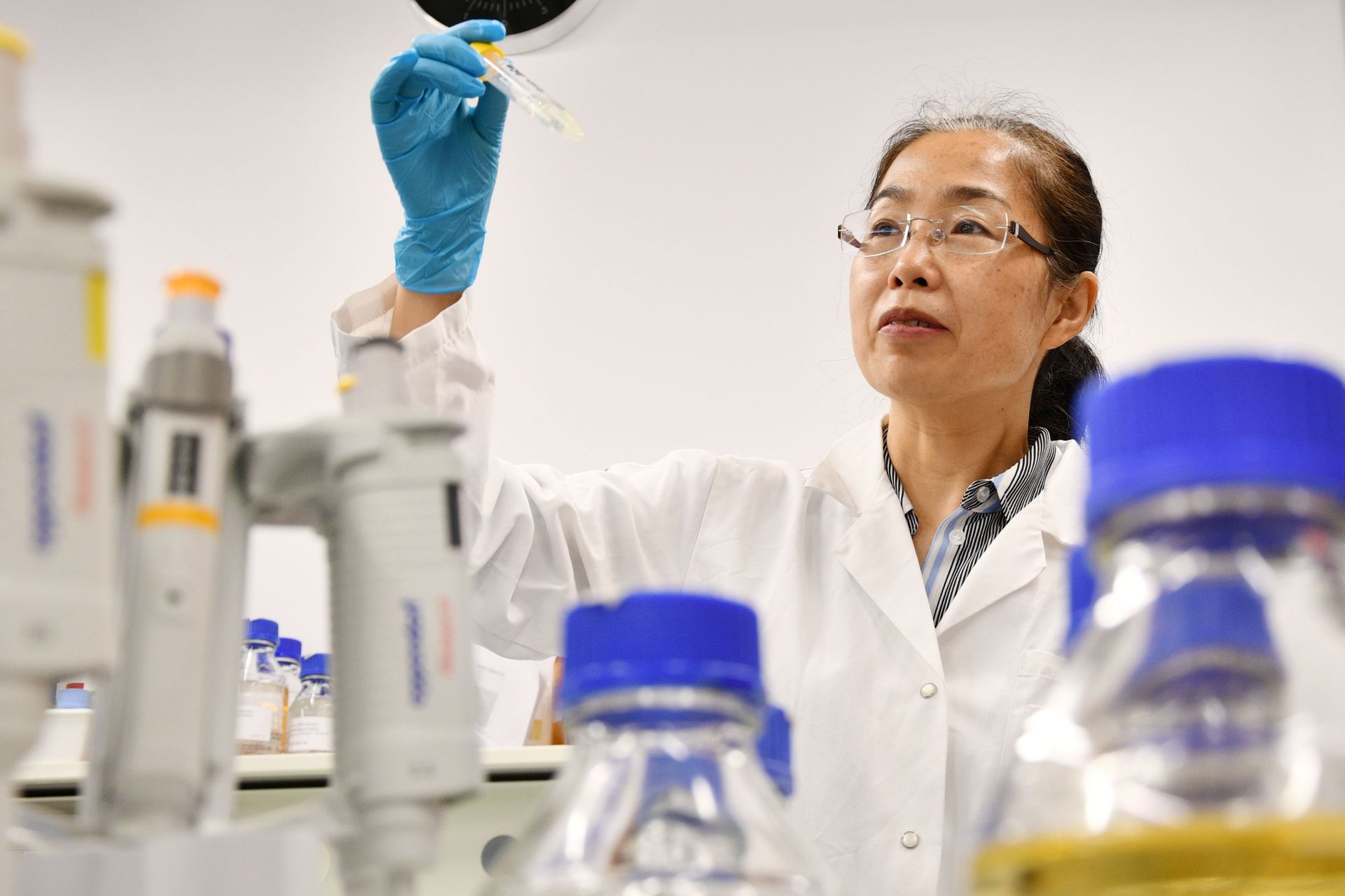Qun Ren è una ricercatrice dell'EMPA affascinata da sempre dai processi microbiologici che avvengono sulle superfici (Foto: EMPA)