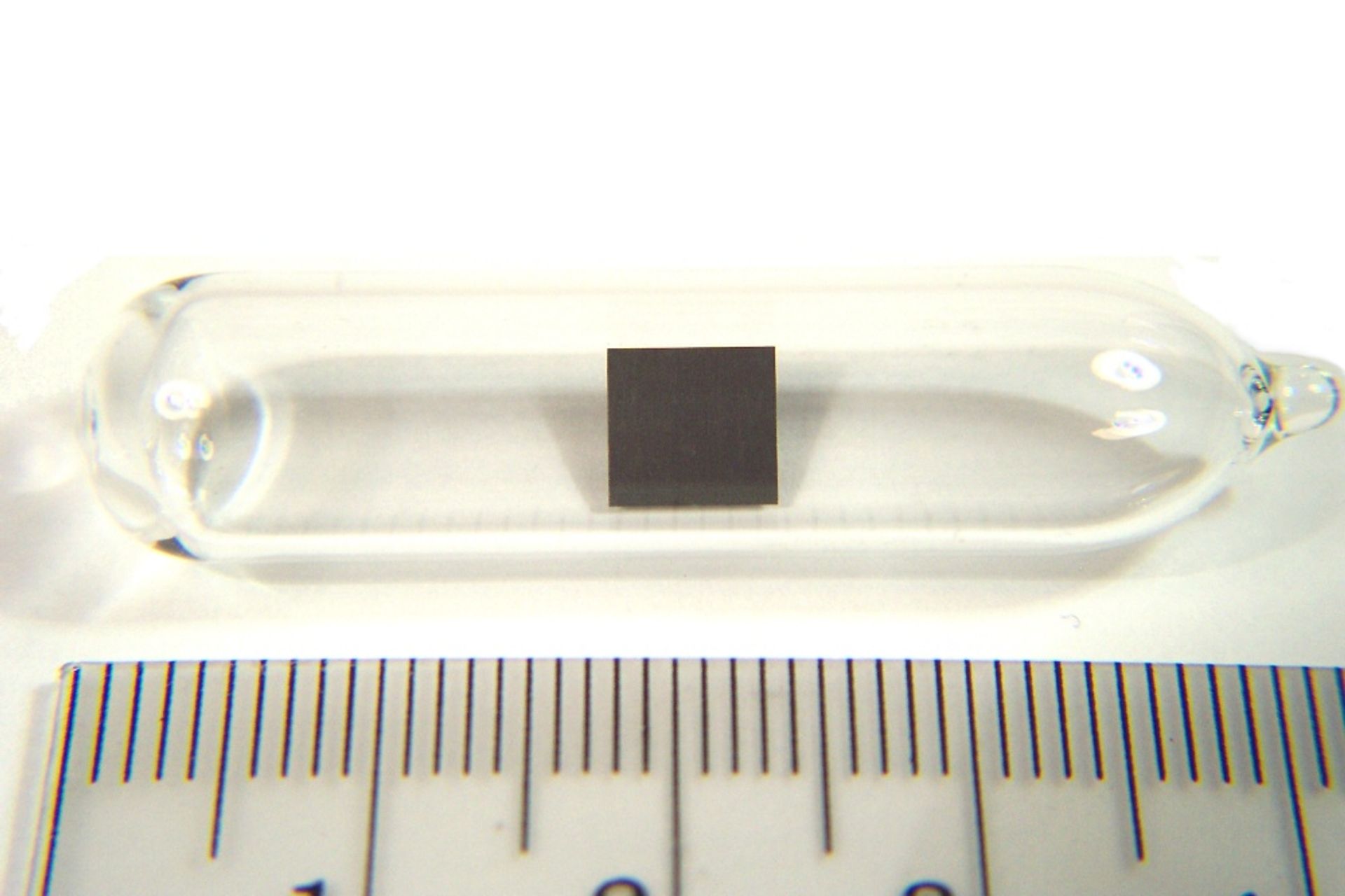 Un campione di torio nella forma di un foglio sottile sotto argon in un'ampolla di vetro