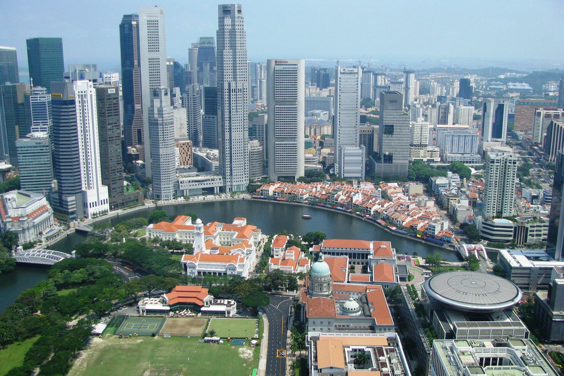Una veduta del centro cittadino di Singapore con l'ampio Padang verde