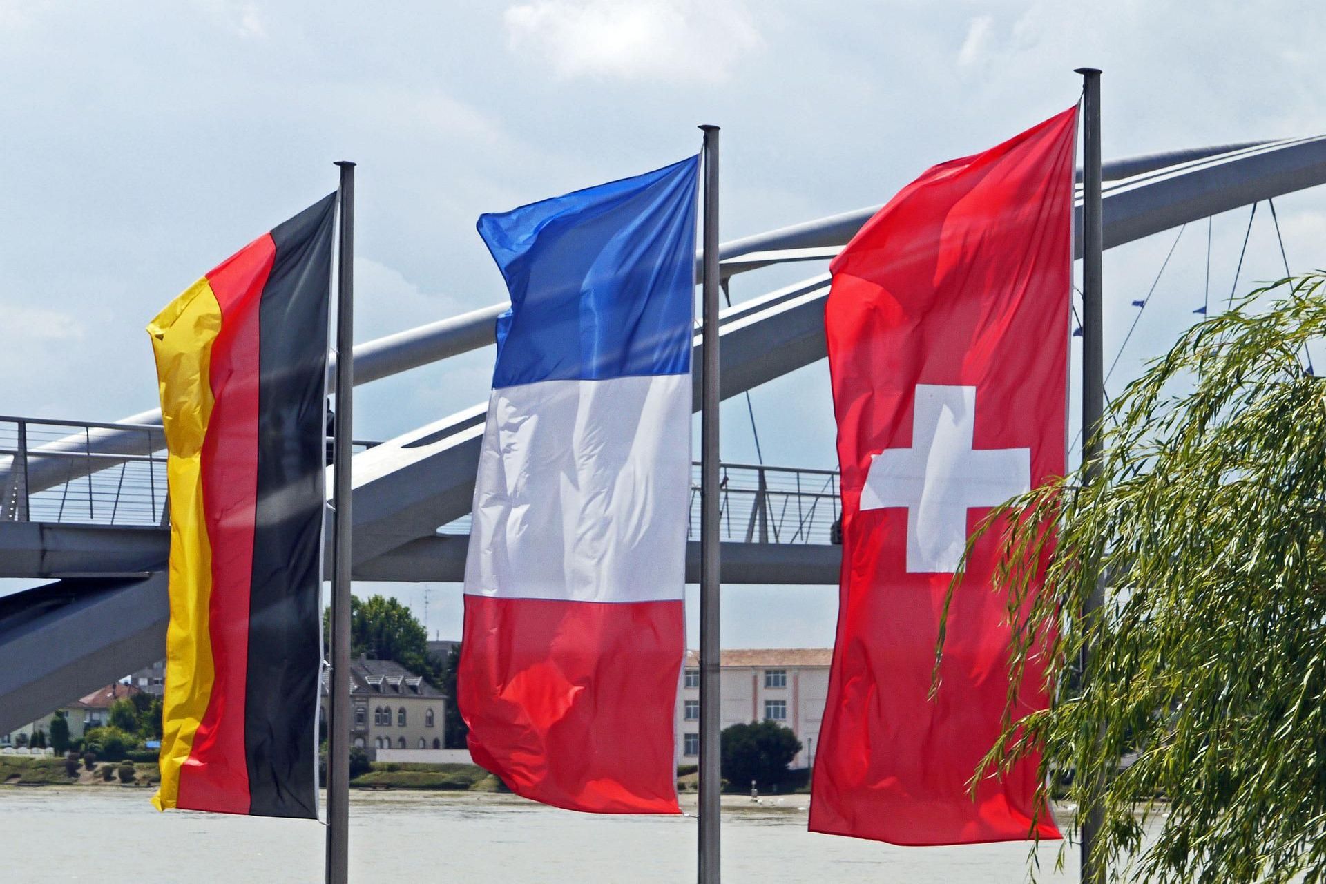 Bandiere della Germania, della Francia e della Svizzera l'una accanto alle altre