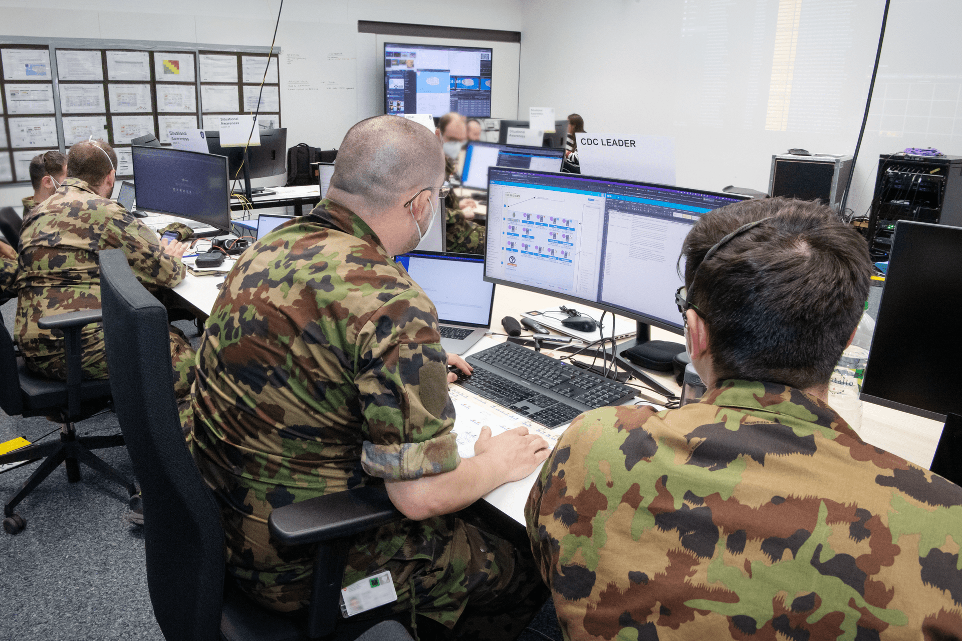 Približne dve desiatky vojakov z práporu „cyber 42“, účastníci výcvikového kurzu Schweizer Armee a príslušníci milícií zo špecializovaného generálneho štábu sa intenzívne pripravovali spolu so špecialistami zo základne veliteľskej podpory armády (BAC). ), pre scenár medzinárodného cvičenia Locked Shields, ktoré organizuje Cooperative Cyber ​​​​Defense Center of Excellence v Tallinne