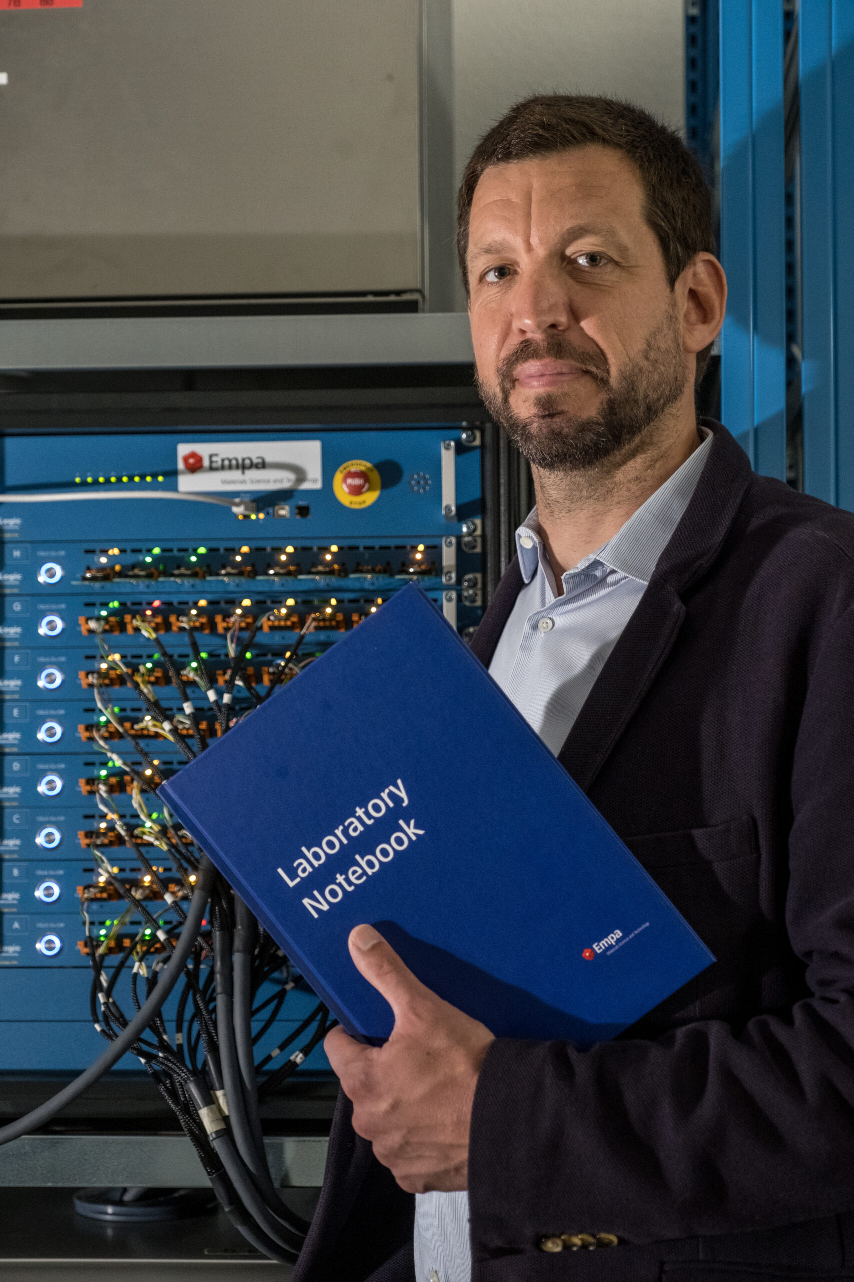 Corsin Battaglia, en forsker ved det sveitsiske føderale laboratoriet for materialvitenskap og teknologi, leder et av de tre delprosjektene til forskningsinitiativet CircuBAT (Foto: EMPA)