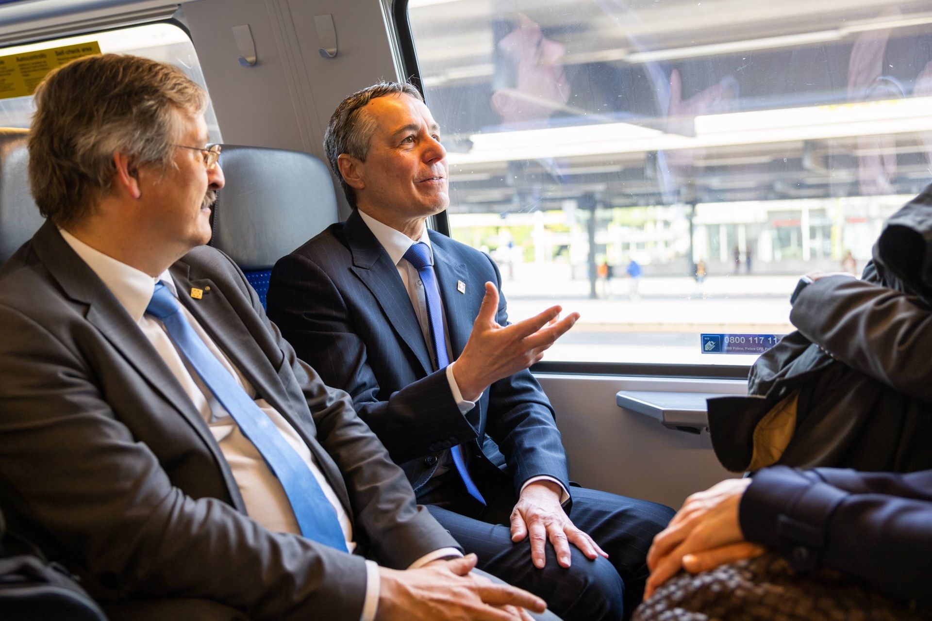 Ignazio Cassis, Presidente della Confederazione Svizzera, in viaggio in treno fra Zurigo e Milano