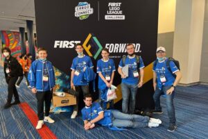 Il team ticinese Smilebots (incarnato dai giovanissimi Federico Corsale, Federico Colapicchioni, Leonardo Domeniconi, Pietro Botturi e Ruggero Domeniconi) ha conquistato il 18esimo posto assoluto su 108 squadre partecipanti a Houston nella finale della competizione “First Lego League” il 23 e 24 aprile 2022