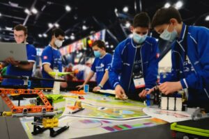 Il team ticinese Smilebots (incarnato dai giovanissimi Federico Corsale, Federico Colapicchioni, Leonardo Domeniconi, Pietro Botturi e Ruggero Domeniconi) ha conquistato il 18esimo posto assoluto su 108 squadre partecipanti a Houston nella finale della competizione “First Lego League” il 23 e 24 aprile 2022