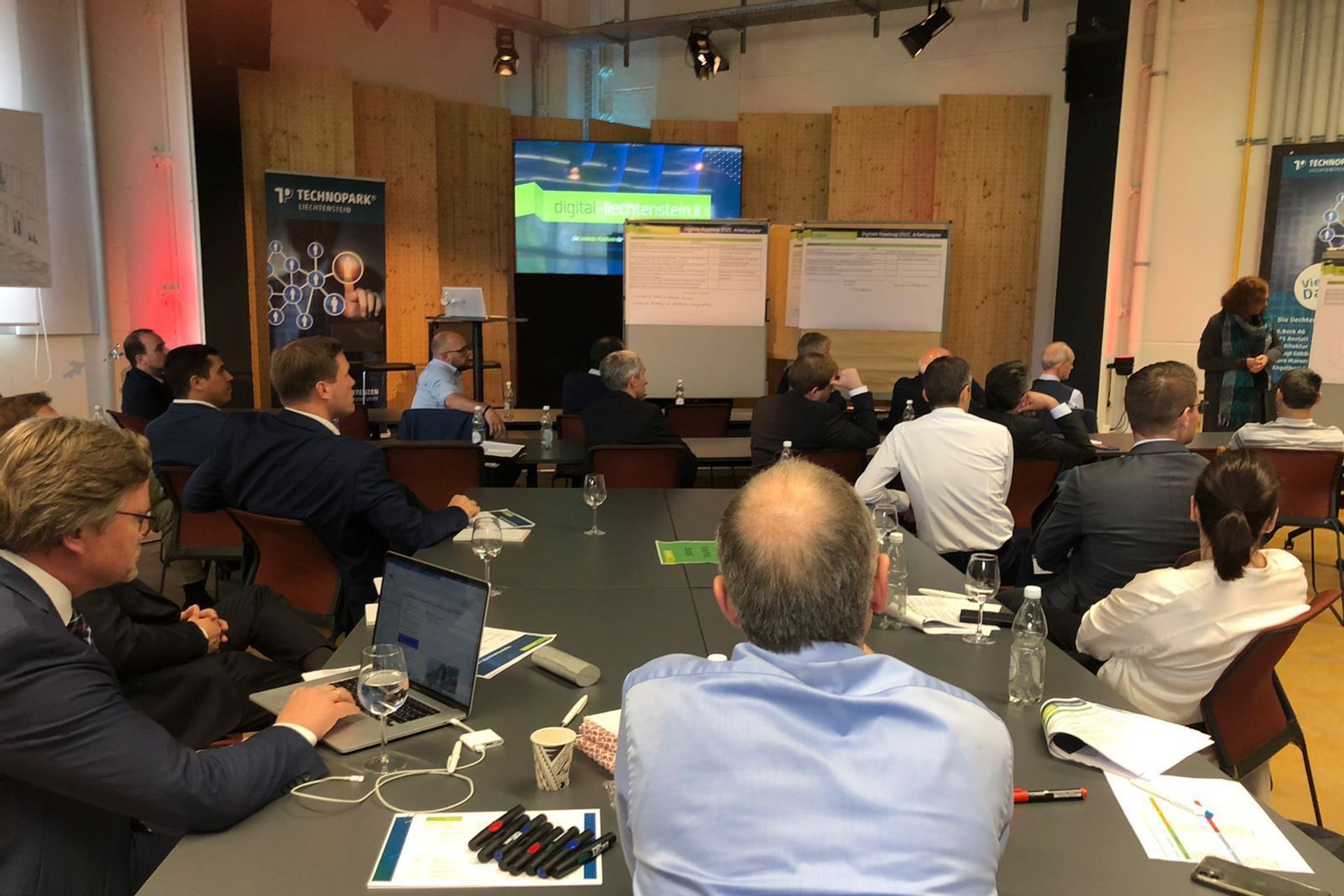 O workshop dos trinta membros do conselho da iniciativa digital-liechtenstein.li no Technopark em Vaduz, com o objetivo de revisar o "Roteiro Digital" de 2019