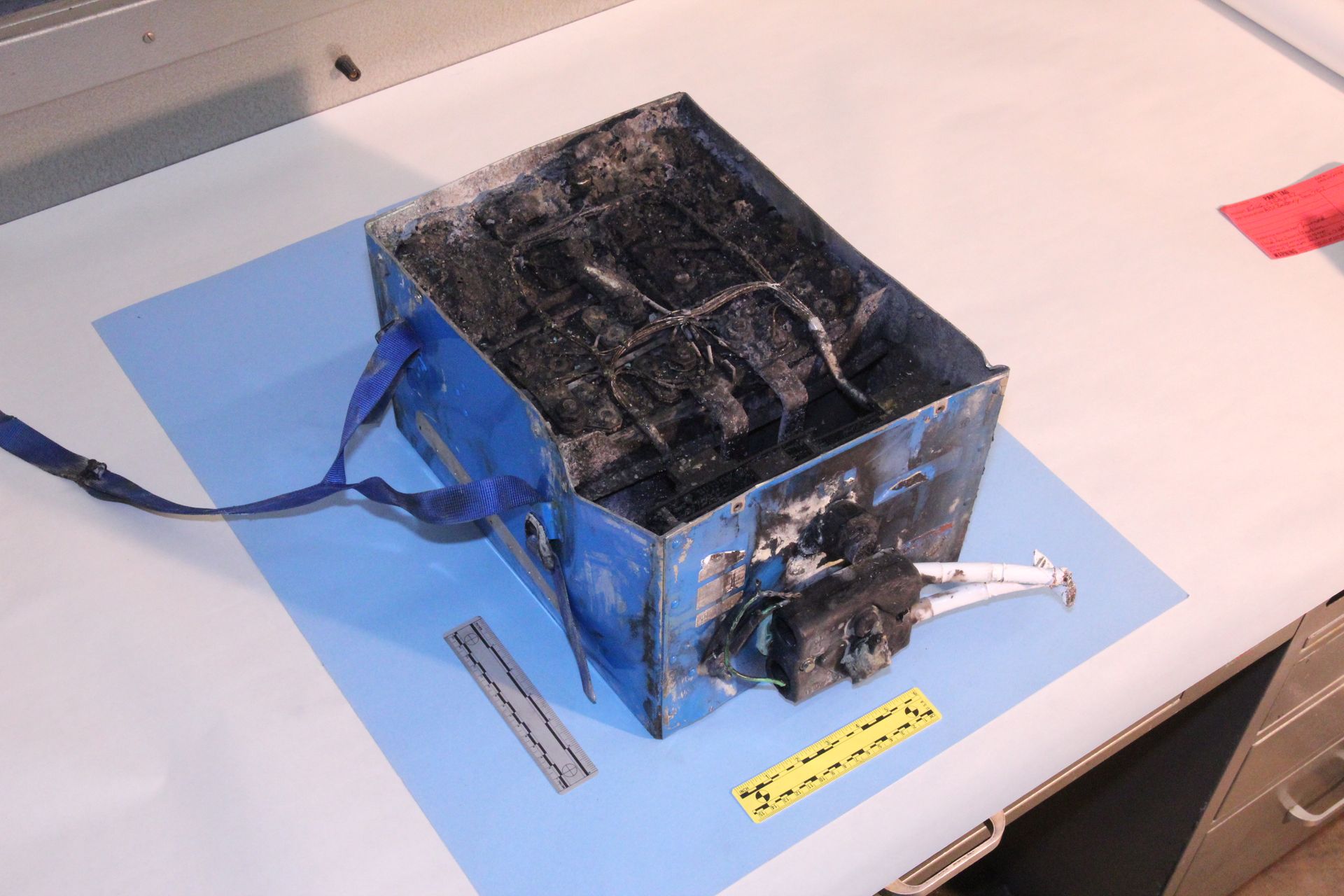 Litija kobalta oksīda akumulators, kas 787. gadā aizdegās Japan Airlines lidmašīnai Boeing 2013