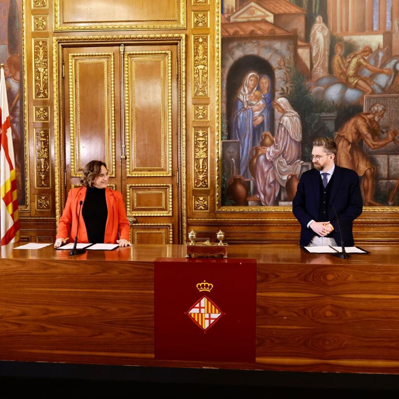 La firma dell’accordo di collaborazione fra il Comune di Bologna e l’Ajuntament de Barcelona, siglato ufficialmente dai Sindaci delle due grandi città europee Matteo Lepore e Ada Colau