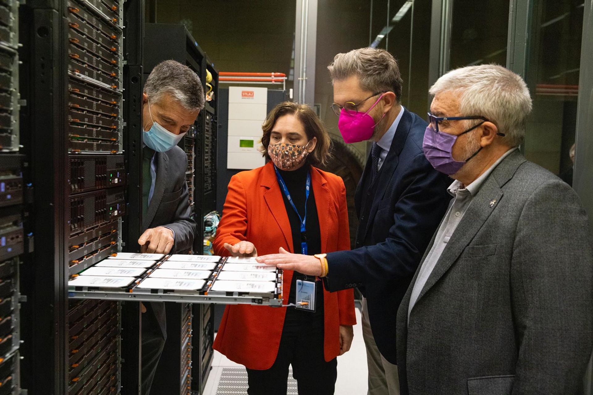 La visita di Matteo Lepore e Ada Colau, rispettivamente Sindaco di Bologna e Sindaca di Barcellona, a uno dei supercomputer