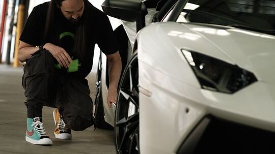 Steve Aoki menyediakan trek yang dikembangkan khusus untuk NFT dari LP 780-4 Ultimae Coupé, sebuah soundtrack eksklusif untuk mobil fisik yang terinspirasi oleh Lamborghini Aventador terbaru, dan akan memberi nasihat tentang desain Token Non-Fungible spesifik dan penyesuaian mobil fisik