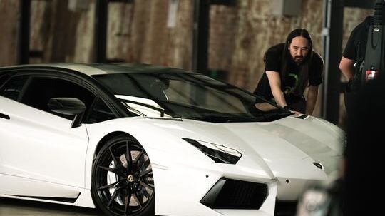 Steve Aoki je zagotovil skladbo, razvito posebej za NFT LP 780-4 Ultimae Coupé, ekskluzivno zvočno podlago za fizični avtomobil, ki ga je navdihnil najnovejši Lamborghini Aventador, in bo svetoval pri oblikovanju posebnega nezamenljivega žetona in prilagajanju fizičnega avtomobila.