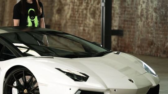 Steve Aoki a fourni la piste spécialement développée pour l'Ultimae Coupé LP 780-4 NFT, une bande-son exclusive pour la voiture physique inspirée de la dernière Lamborghini Aventador, et donnera des conseils sur la conception spécifique du jeton non fongible et la personnalisation de la voiture physique