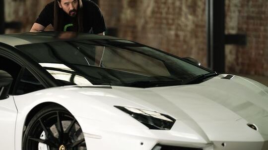Стив Аоки ја обезбеди патеката развиена специјално за NFT на LP 780-4 Ultimae Coupé, ексклузивен саундтрак за физичкиот автомобил инспириран од најновиот Lamborghini Aventador, и ќе советува за дизајнот на специфичниот Незаменлив токен и за прилагодувањето на физичкиот автомобил
