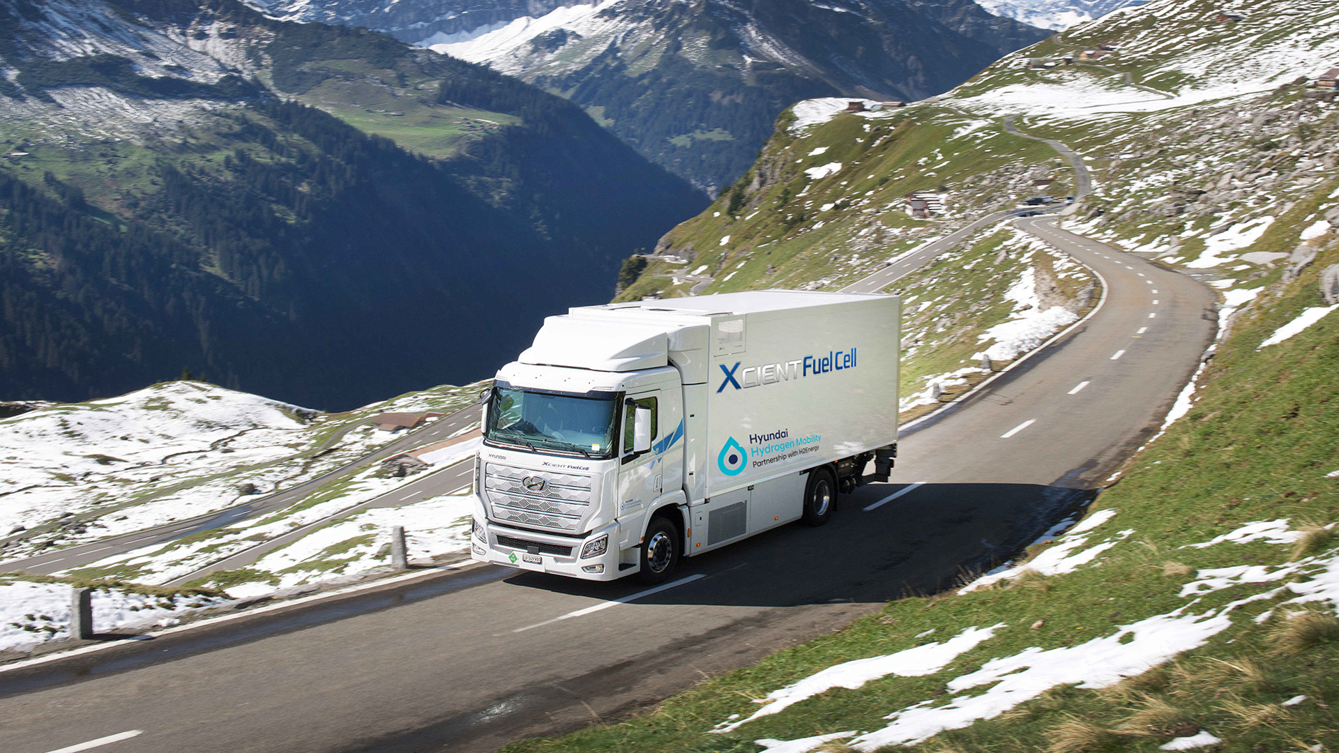 Il camion a idrogeno modello XCIENT Fuel Cell della Hyundai su una montagna alpina della Svizzera