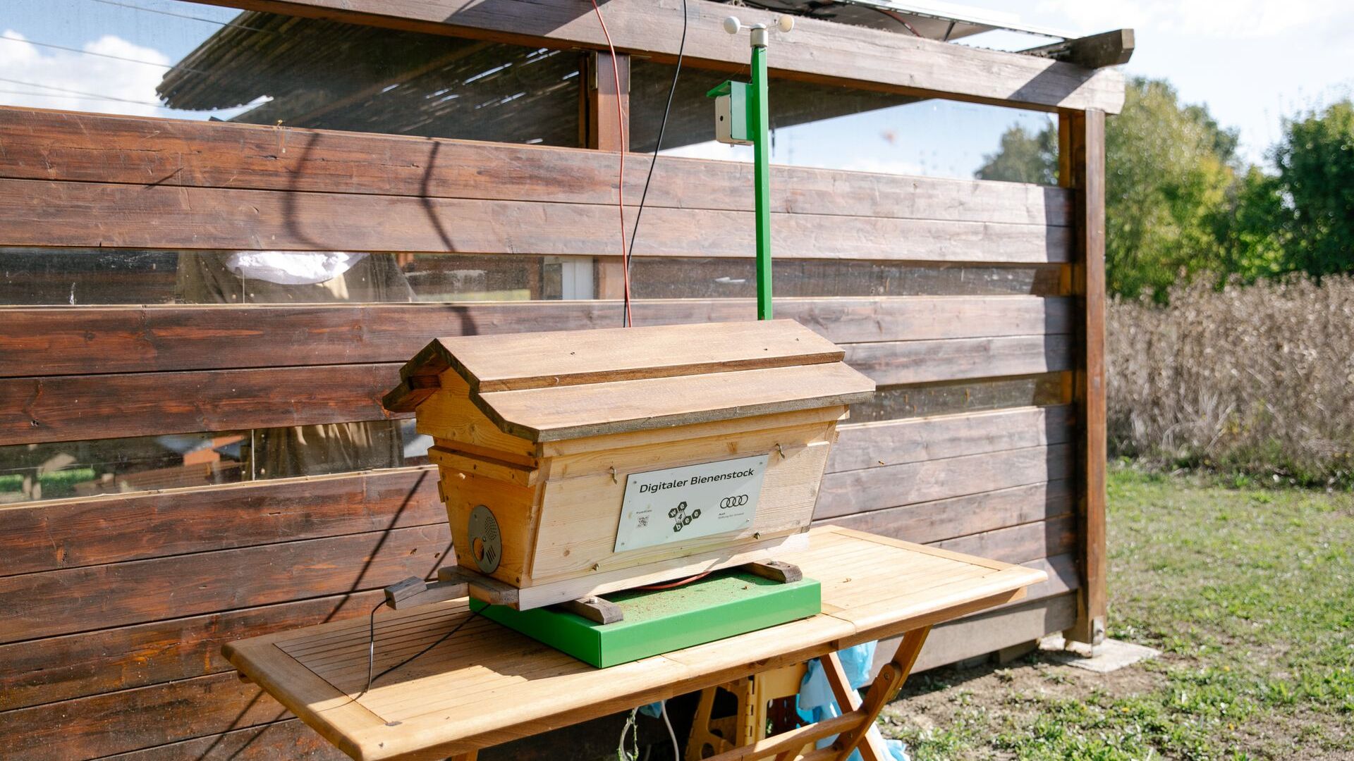 Dotato di dodici arnie e di una popolazione di circa 600.000 api, l’alveare tecnologico di Automobili Lamborghini è un indispensabile strumento di monitoraggio dell'ecosistema circostante la fabbrica
