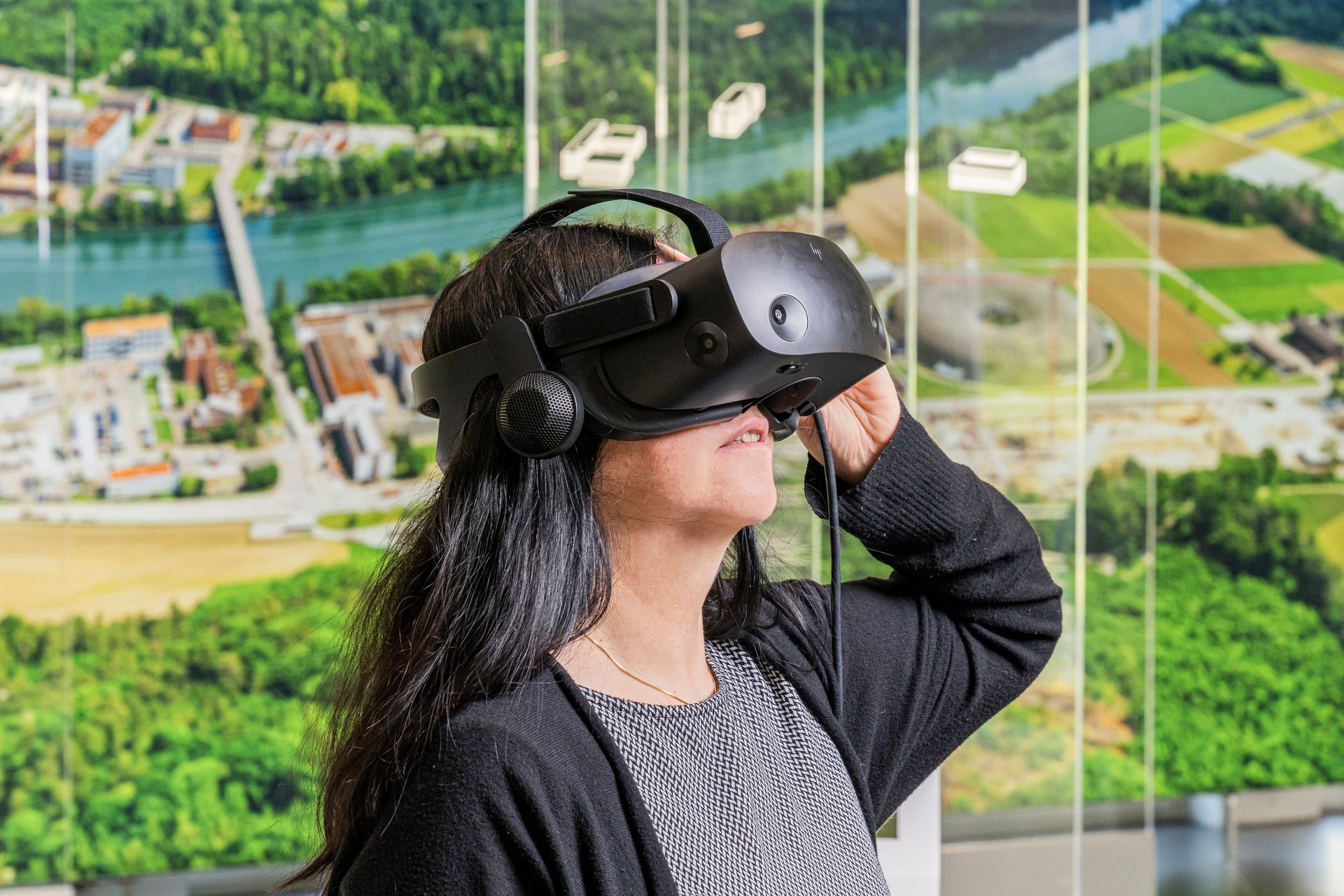 La gente può anche immergersi virtualmente nel mondo della ricerca con l'esposizione "Visitare i ricercatori" presso il PSI di Villigen (Foto: Markus Fischer/Paul Scherrer Institute)