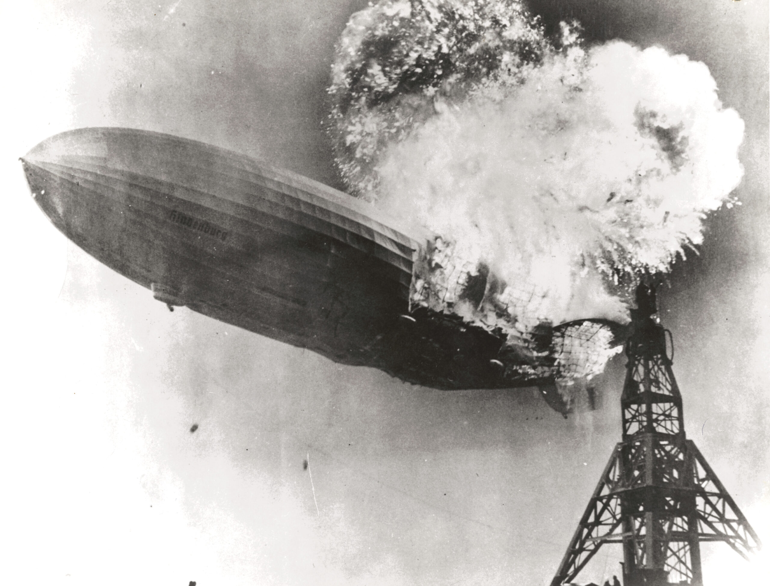 Il diidrogeno è altamente infiammabile all'aria: il disastro del dirigibile Hindenburg, il 6 maggio del 1937 a New York, fu dovuto anche a questa sua caratteristica