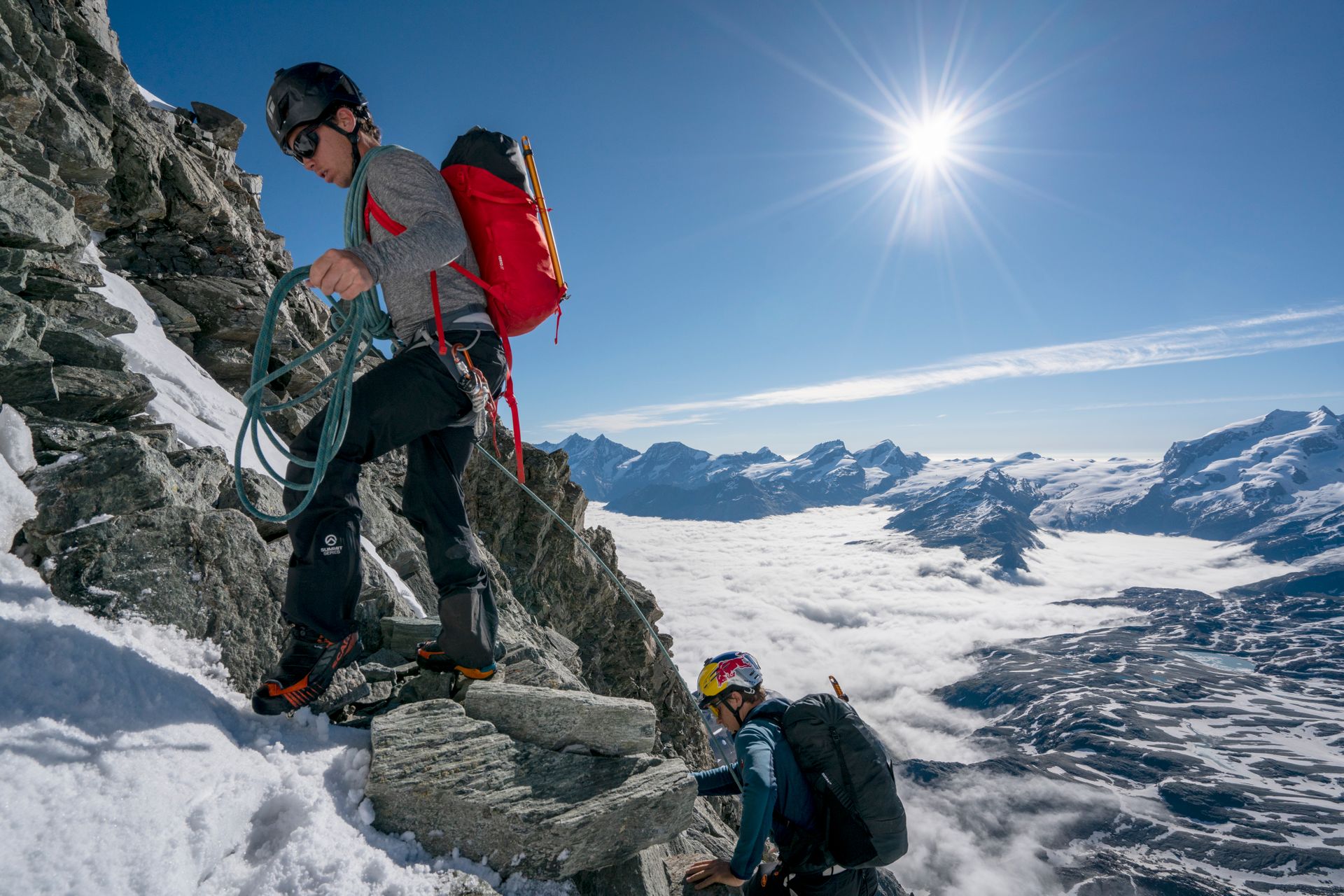 Il freeskier Jérémie Heitz e l’alpinista Sam Anthamatten durante la reale scalata del monte Cervino che ha ispirato Red Bull Svizzera