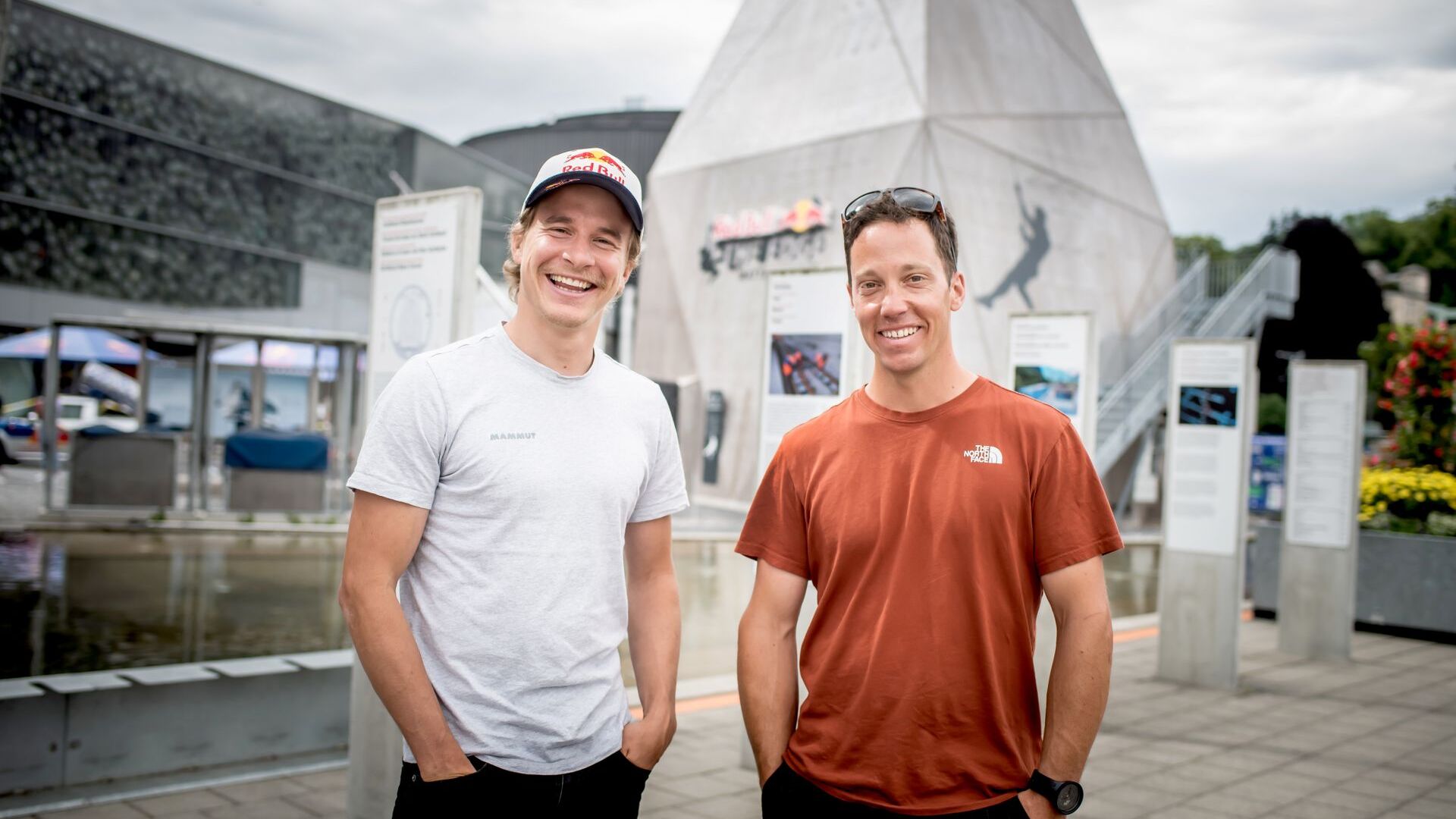 自由滑雪者 Jérémie Heitz 和登山者 Sam Anthamatten 在“虚拟”马特洪峰旁边，“Red Bull The Edge Matterhorn VR”，卢塞恩瑞士交通博物馆外