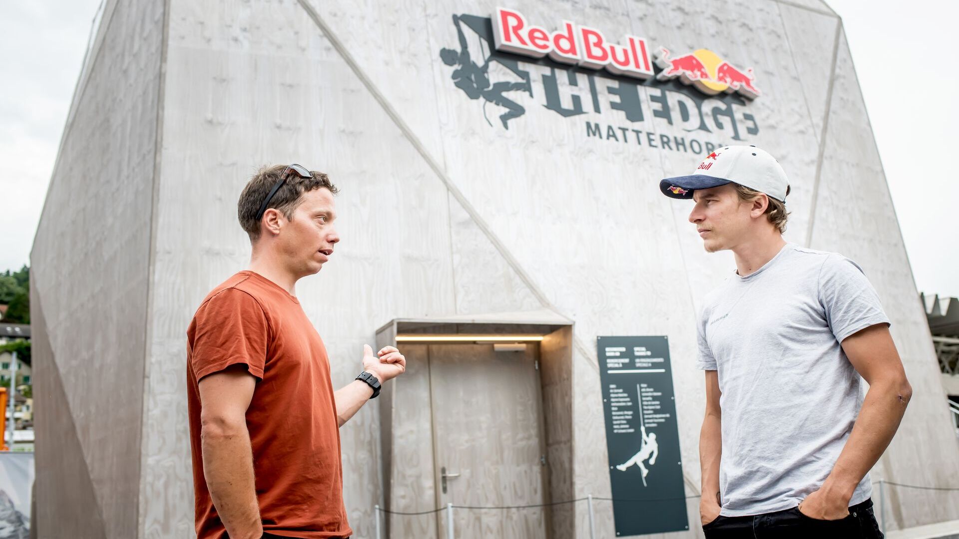 自由滑雪者 Jérémie Heitz 和登山者 Sam Anthamatten 在“虚拟”马特洪峰旁边，“Red Bull The Edge Matterhorn VR”，卢塞恩瑞士交通博物馆外