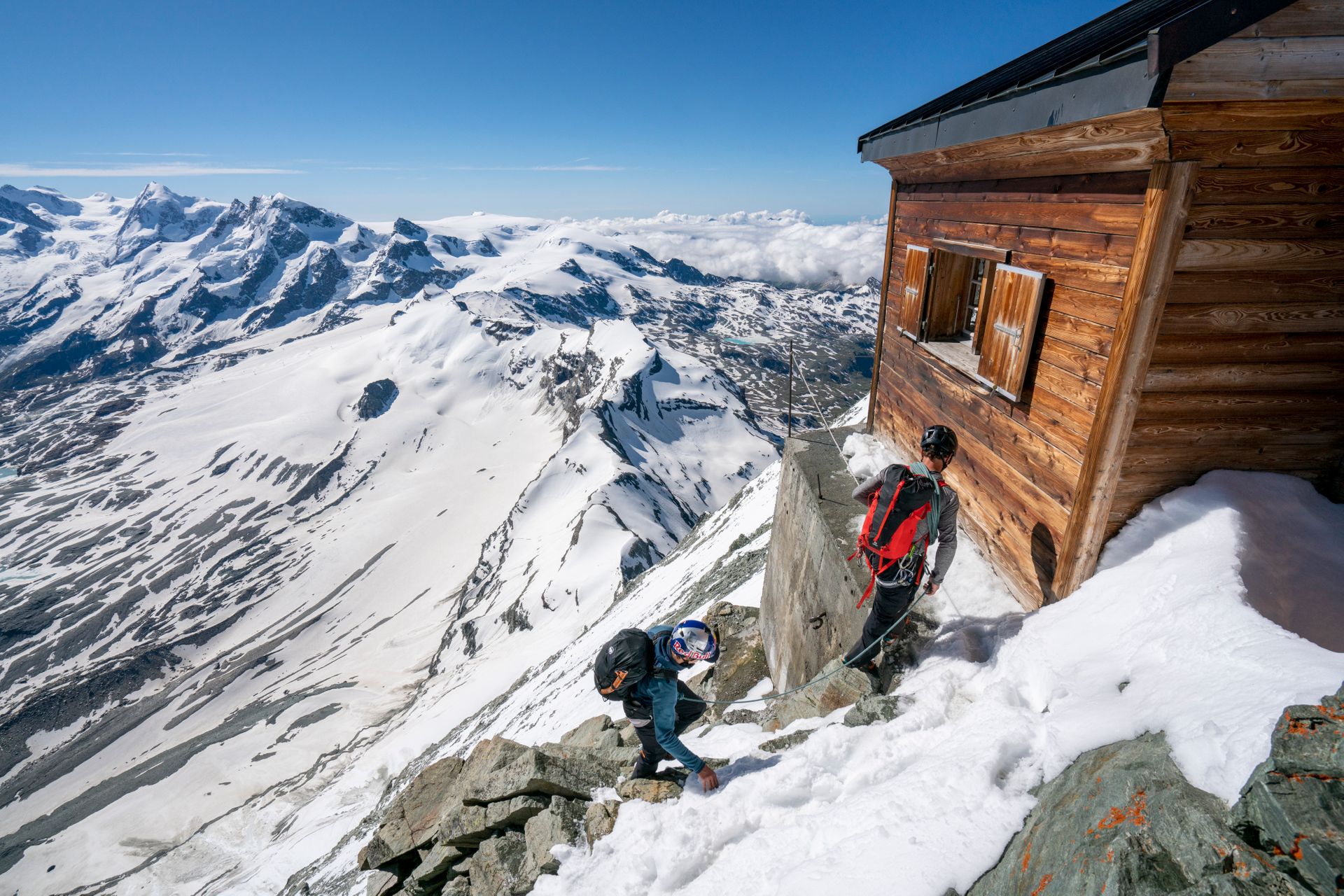 Il freeskier Jérémie Heitz e l’alpinista Sam Anthamatten durante la reale scalata del monte Cervino che ha ispirato Red Bull Svizzera