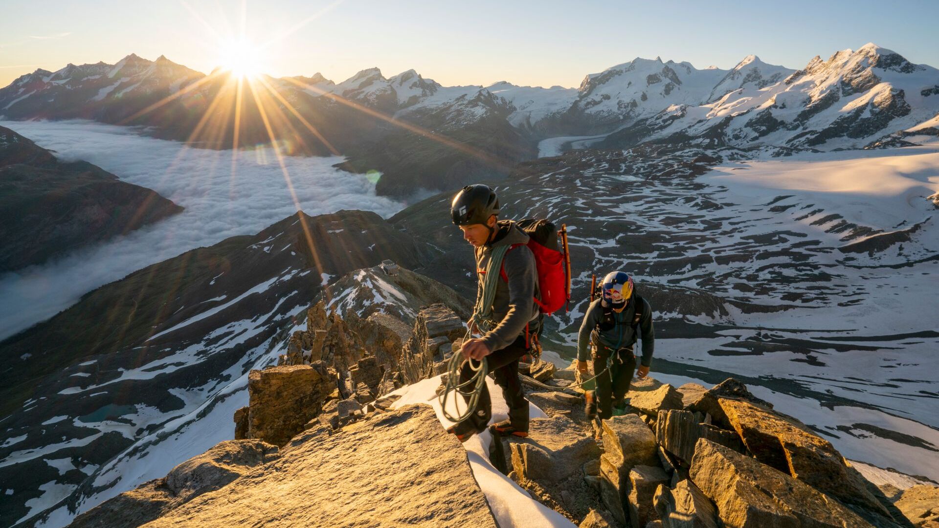 Freeskier Jérémie Heitz 和登山者 Sam Anthamatten 在启发了 Red Bull Switzerland 的真正马特洪峰攀登过程中