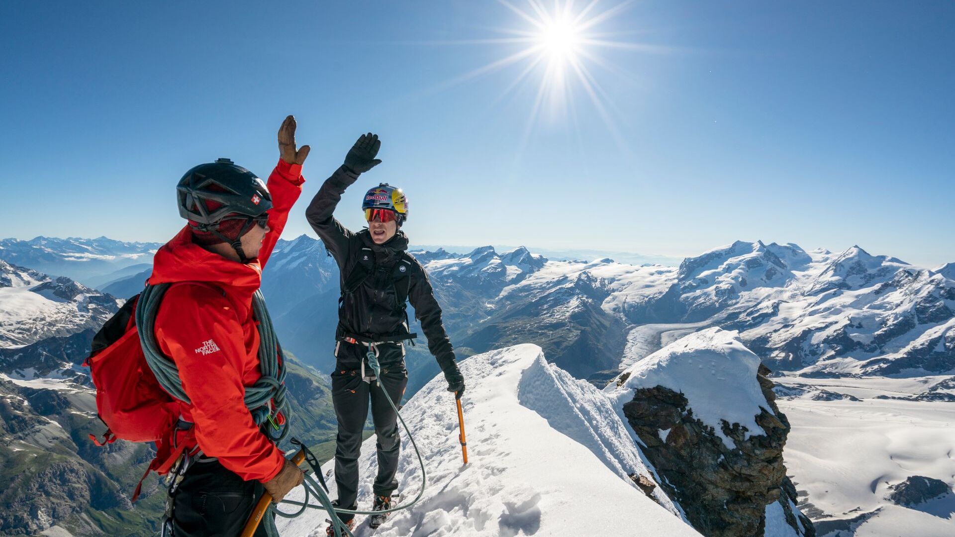 Freeskier Jérémie Heitz 和登山者 Sam Anthamatten 在启发了 Red Bull Switzerland 的真正马特洪峰攀登过程中