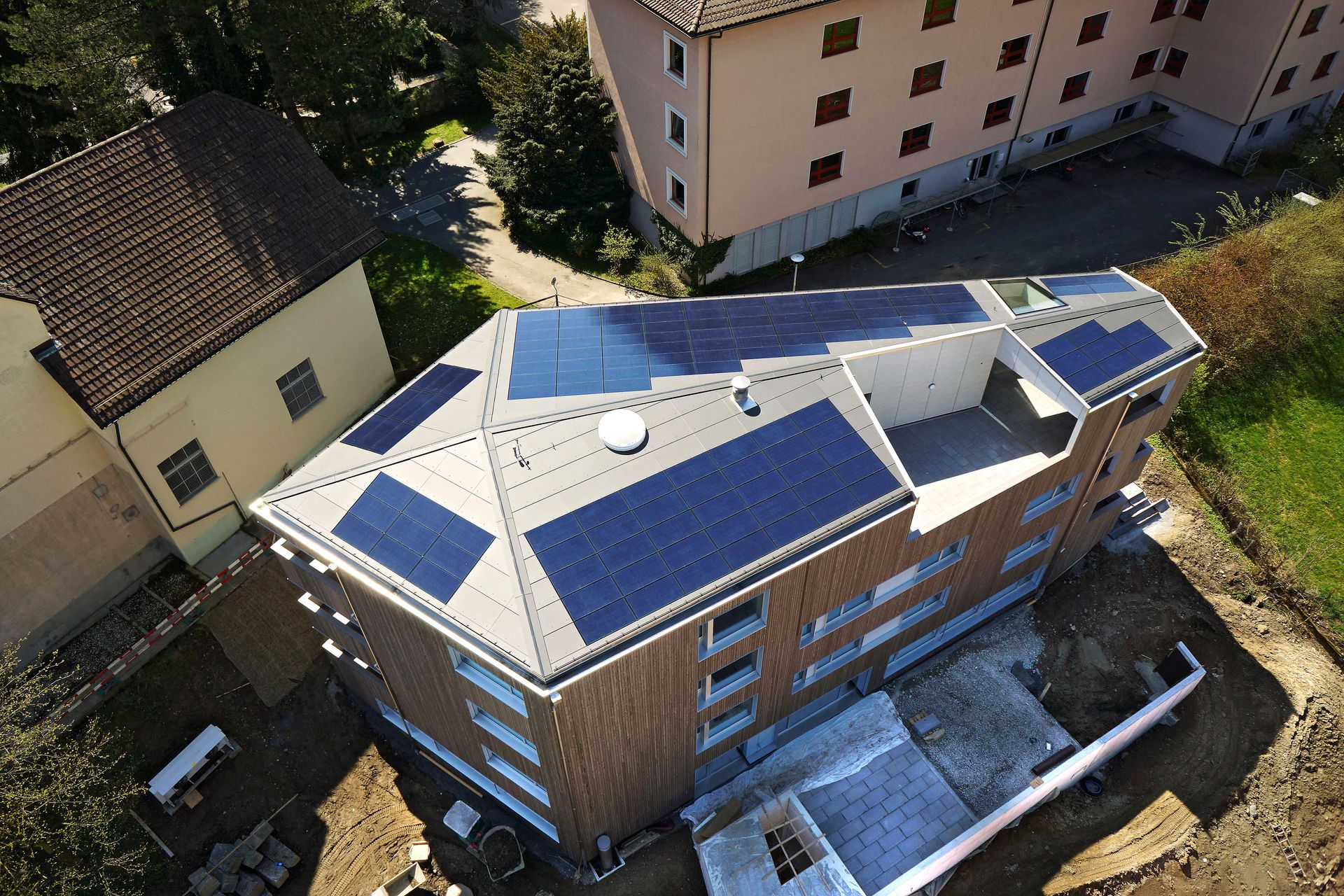 Immagine dall'alto di un sistema di cattura dell'energia solare sul tetto di un edificio in Svizzera