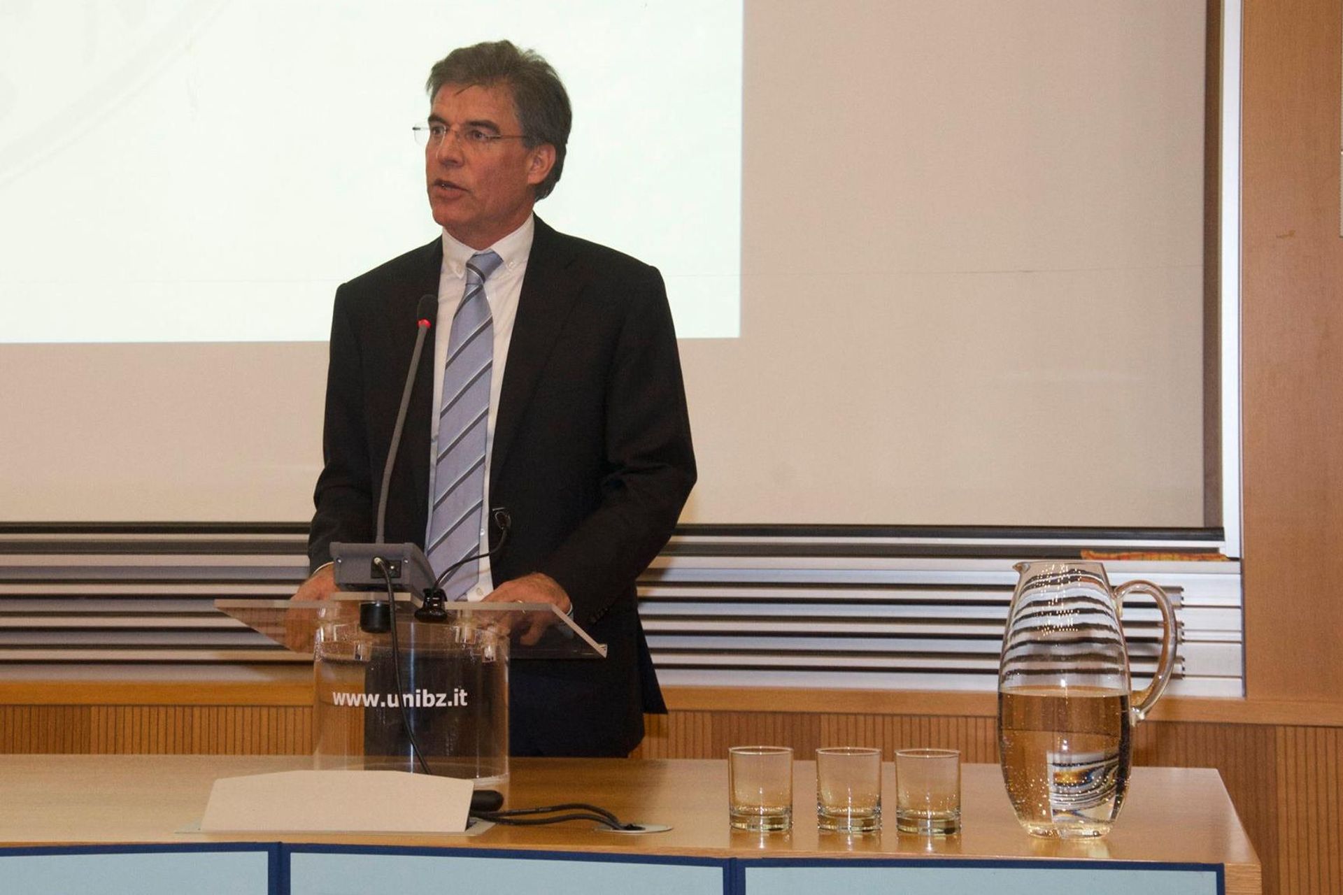 Konrad Bergmeister è presidente della Fondazione Cassa di Risparmio o Sparkasse di Bolzano