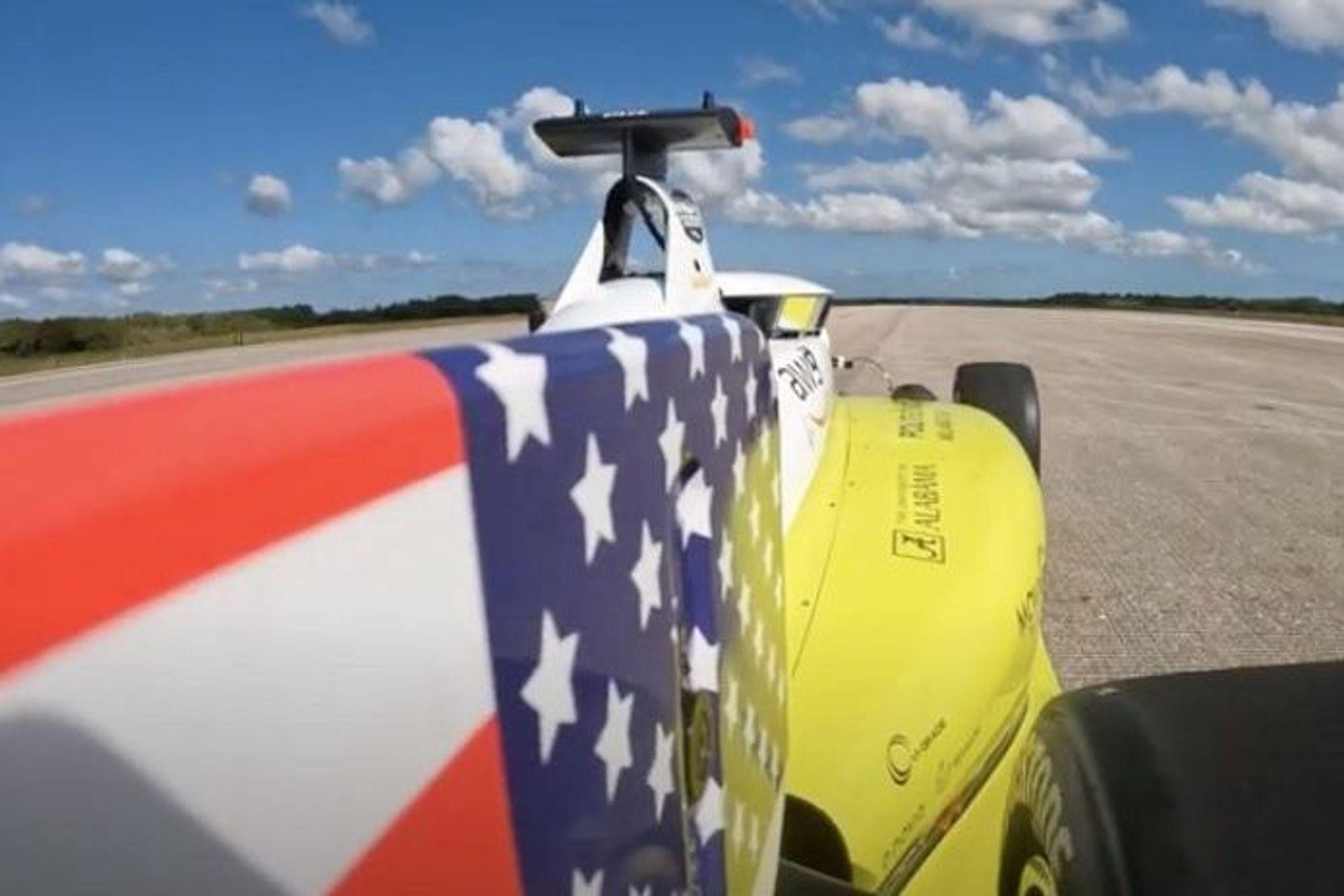 Sulla pista del Kennedy Space Center della NASA, la Dallara AV-21 ha fissato il nuovo record mondiale di velocità per vetture a guida autonoma: 311,9 km l'ora