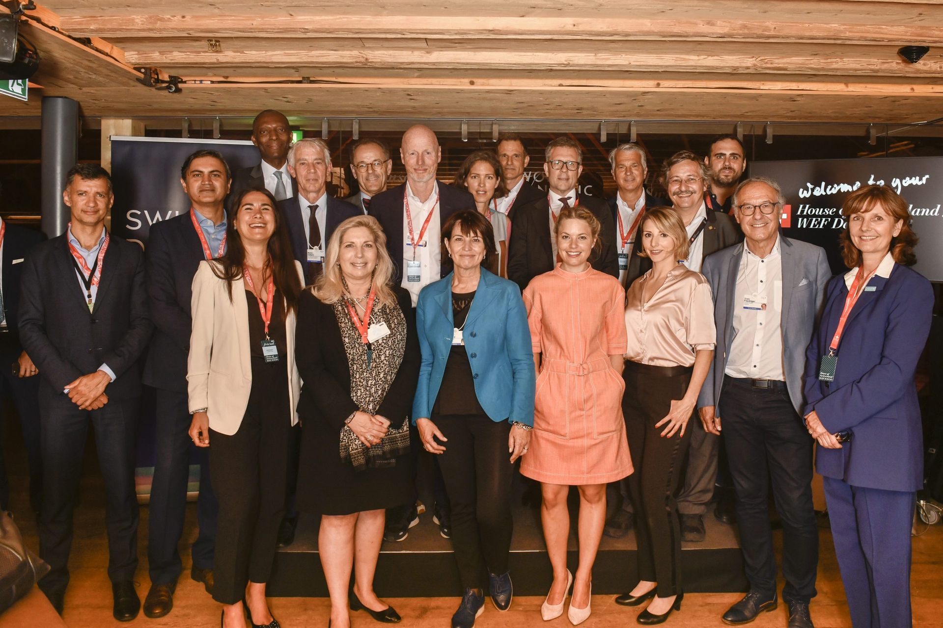 Korkea-arvoisia sveitsiläisiä ja kansainvälisiä henkilöitä "Digital Trust Label" -tunnuksen esittelyssä vuoden 2022 World Economic Forumissa Davosissa