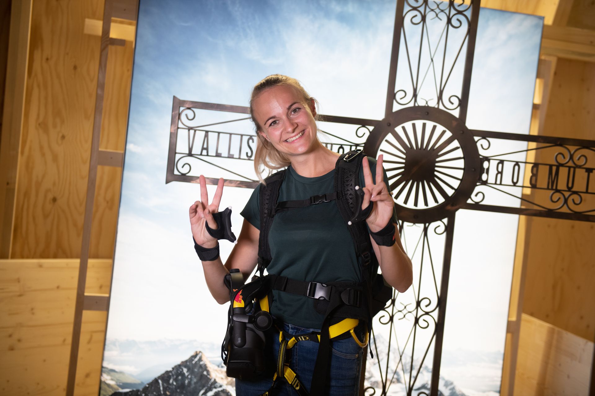 Di Museum Transportasi Swiss di Lucerne, pendakian Matterhorn secara virtual dapat dilakukan "dipersenjatai" dengan kacamata realitas virtual dan peralatan panjat tebing: ini adalah inisiatif dari Red Bull Swiss dan berbagai mitra, yang disebut "The Edge Matterhorn VR”, di mana pendakian sebenarnya dari pendaki gunung Jérémie Heitz dan Sam Anthamatten, pemandu gunung Zermatt, direplikasi, juga menyediakan efek 4D dari angin, getaran, tekstur, dan banyak objek atau elemen pemandangan