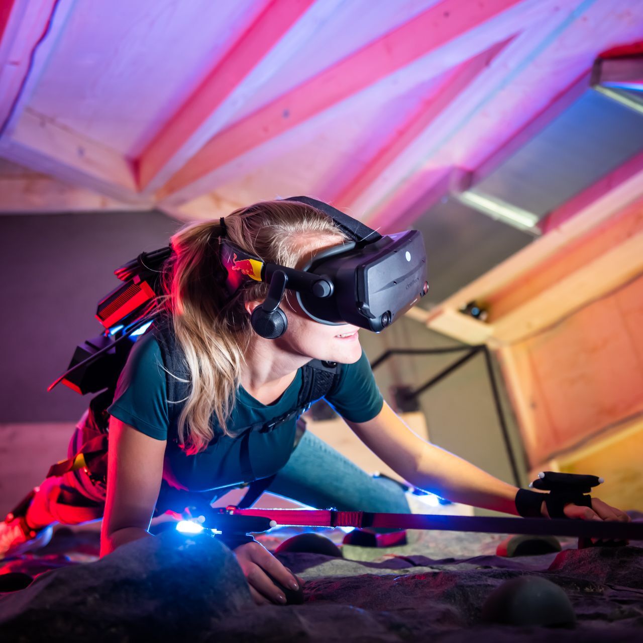 Presso il Museo Svizzero dei Trasporti di Lucerna, è possibile affrontare virtualmente la scalata del monte Cervino “armati” di occhiali di realtà virtuale e di imbracatura da rocciatori: si tratta di un’iniziativa di Red Bull Svizzera e di vari partner, denominata “The Edge Matterhorn VR”, tramite la quale è stata replicata l’ascesa reale degli alpinisti Jérémie Heitz e Sam Anthamatten, guide alpine di Zermatt, prevedendo anche gli effetti 4D del vento, delle vibrazioni, texture e numerosi oggetti o elementi di scena