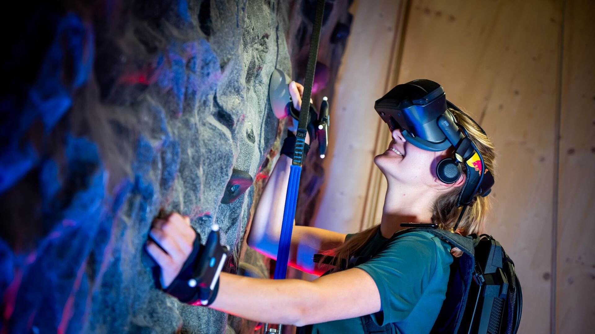 在卢塞恩的瑞士交通博物馆，可以通过虚拟现实护目镜和攀岩安全带“武装”虚拟攀登马特洪峰：这是瑞士红牛和各种合作伙伴发起的名为“The Edge Matterhorn”的倡议VR”，通过它复制了采尔马特的登山向导 Jérémie Heitz 和 Sam Anthamatten 的真实攀登，还提供了风、振动、纹理和众多物体或场景元素的 4D 效果
