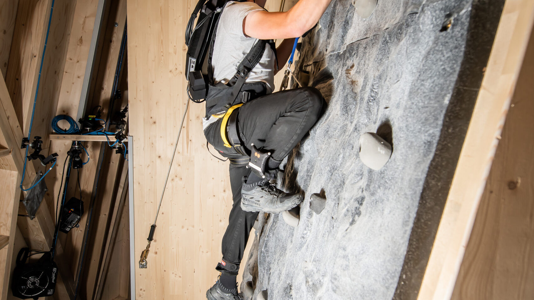 在卢塞恩的瑞士交通博物馆，可以通过虚拟现实护目镜和攀岩安全带“武装”虚拟攀登马特洪峰：这是瑞士红牛和各种合作伙伴发起的名为“The Edge Matterhorn”的倡议VR”，通过它复制了采尔马特的登山向导 Jérémie Heitz 和 Sam Anthamatten 的真实攀登，还提供了风、振动、纹理和众多物体或场景元素的 4D 效果