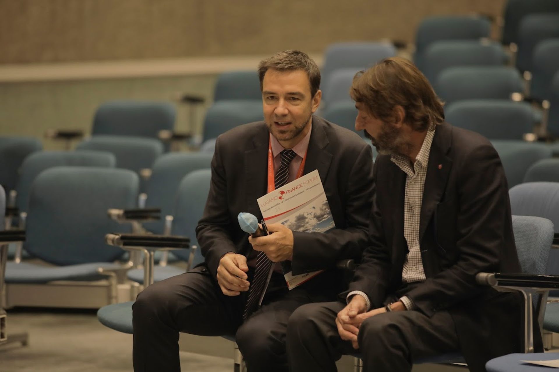 Riccardo Esposito, PDG de FinLantern, en conversation avec Michele Foletti, maire de Lugano